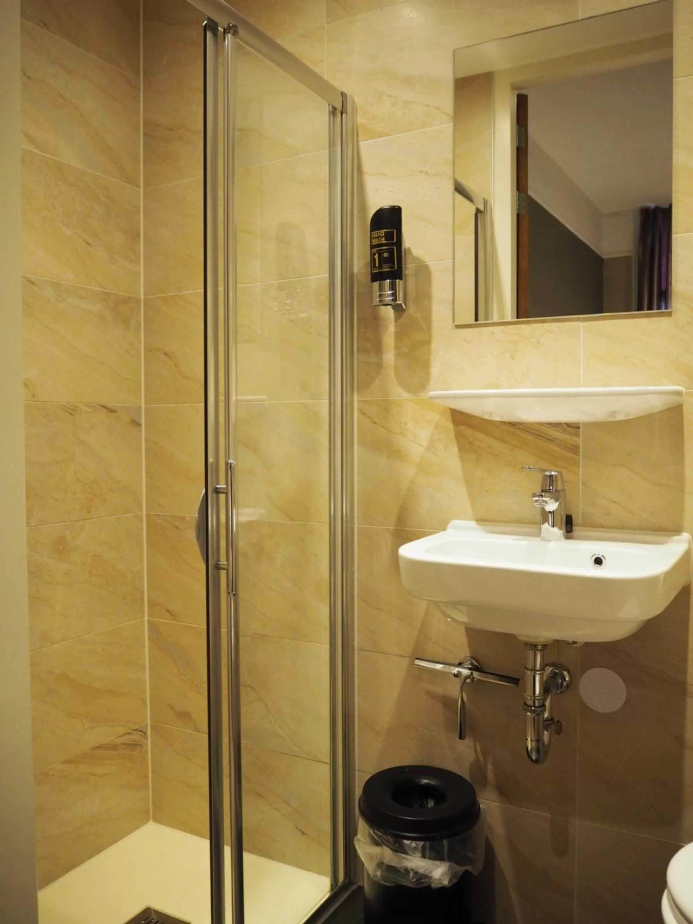 Bathroom in Blossoms City Hotel