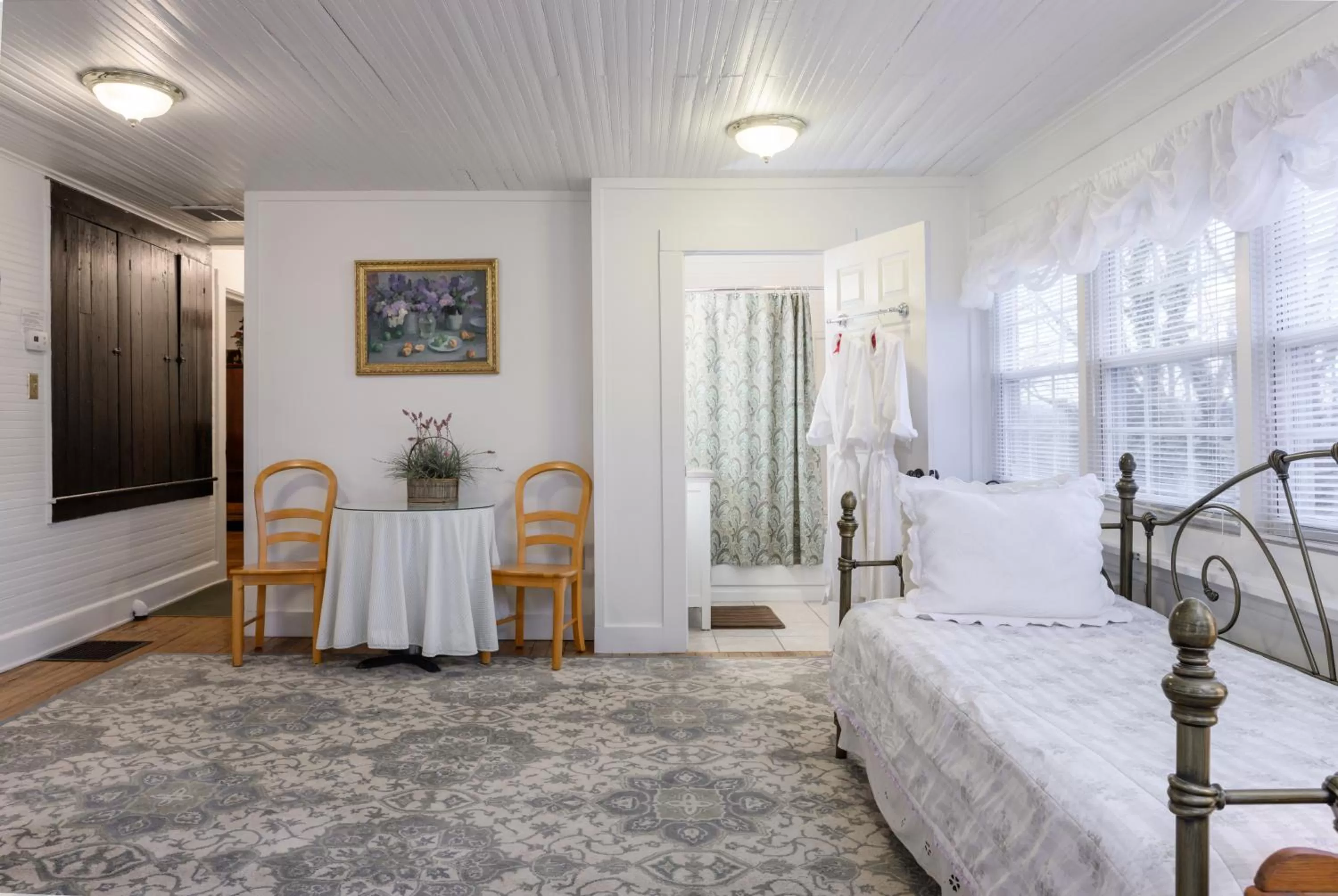 Bed in Oakland Cottage Bed and Breakfast