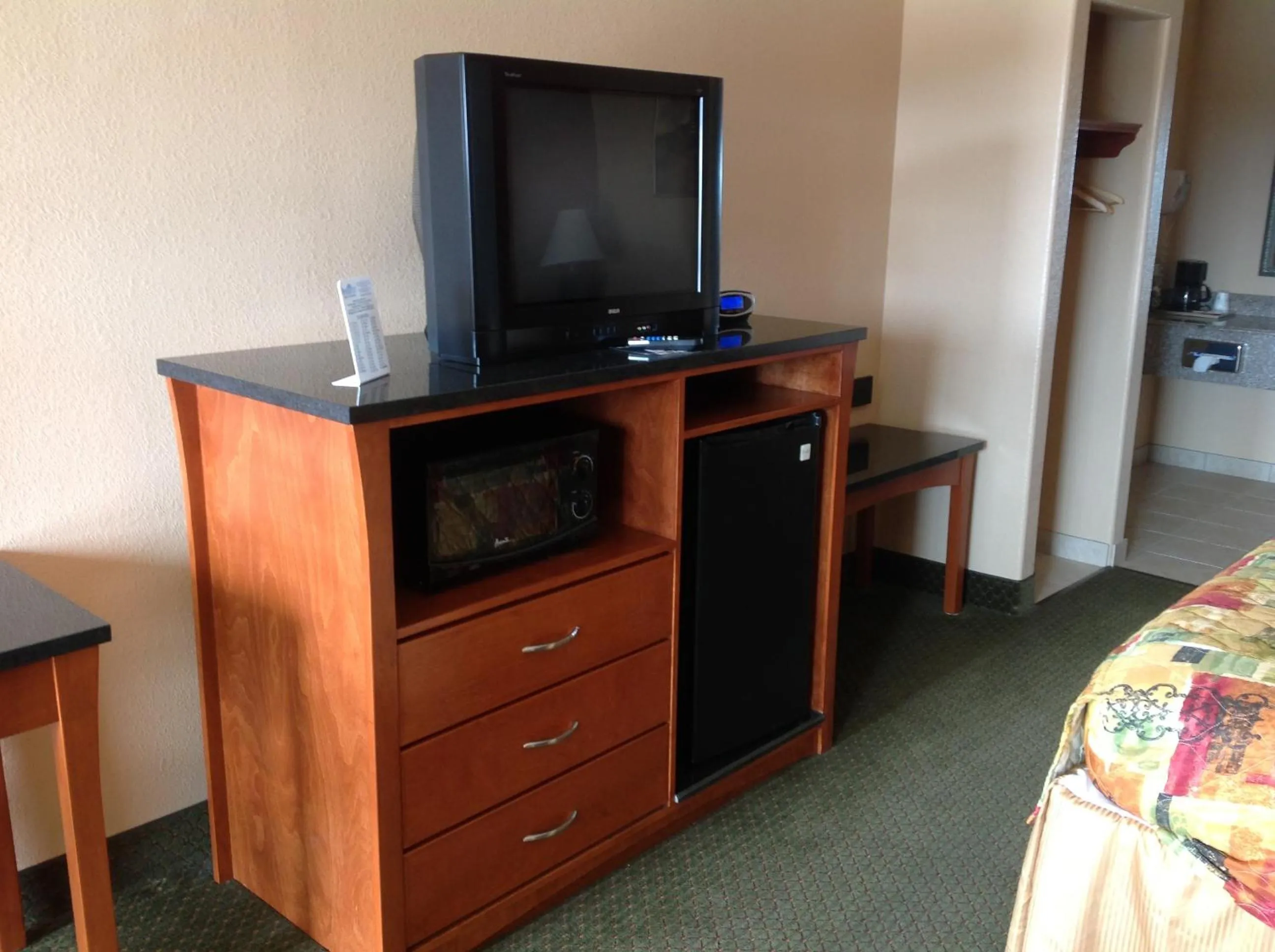 TV and multimedia in Budgetel Inn and Suites
