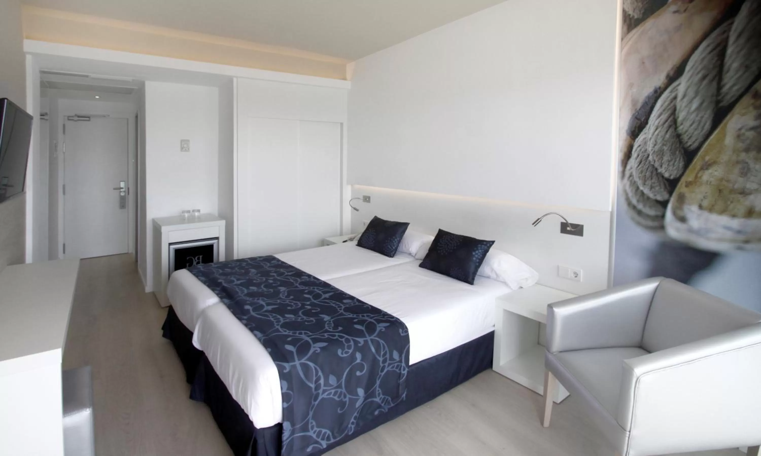 Photo of the whole room, Bed in BG Java