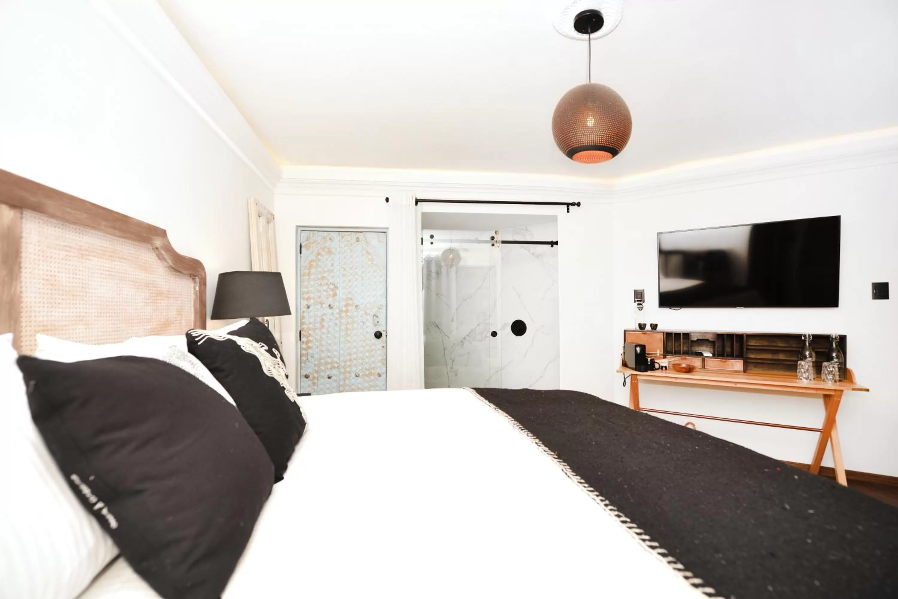 Shower, Bed in Orchid House Mexico City