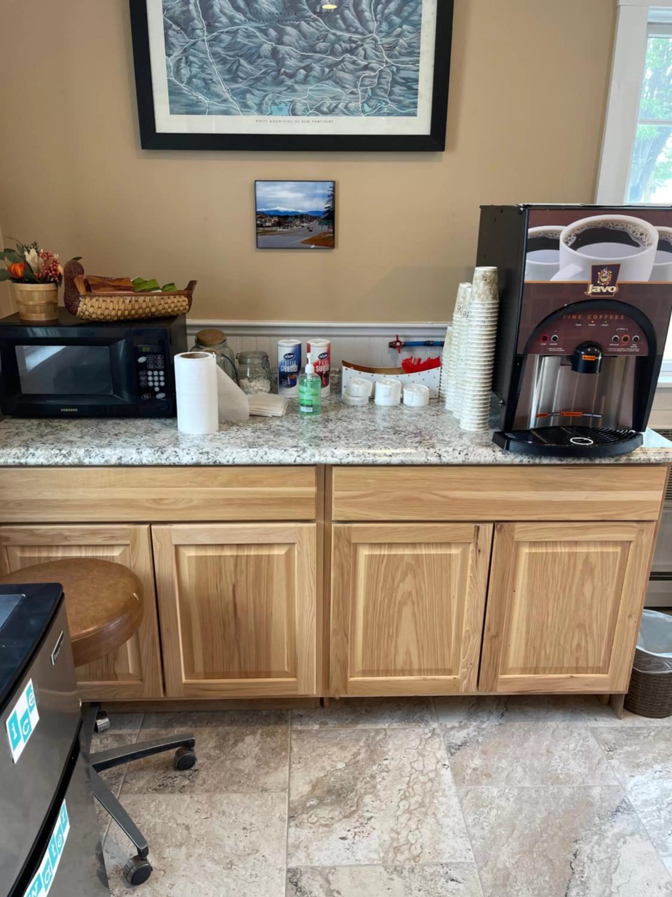 Coffee/tea facilities in Colonial Motel