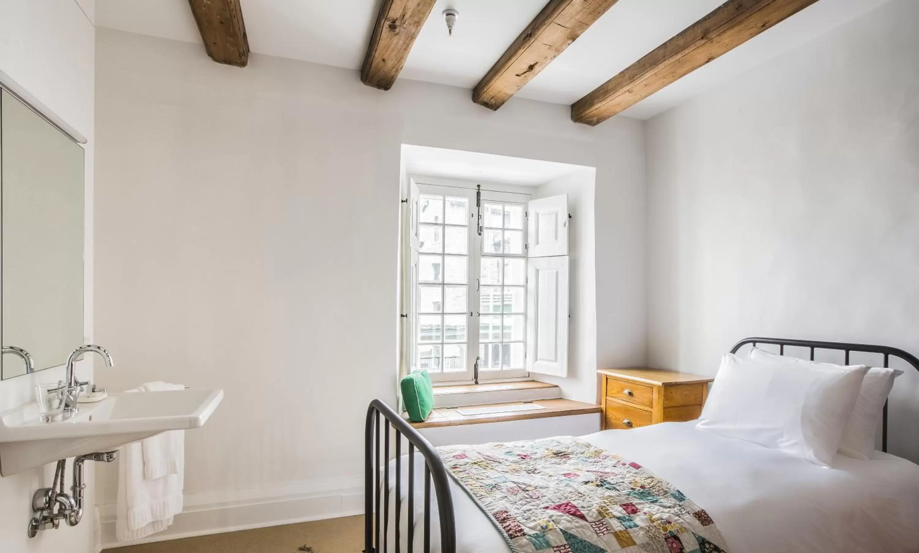 Authentic Single Room with Shared Bathroom - single occupancy in Monastère des Augustines Authentic Single Room with Shared Bathroom - single occupancy in Monastère des Augustines