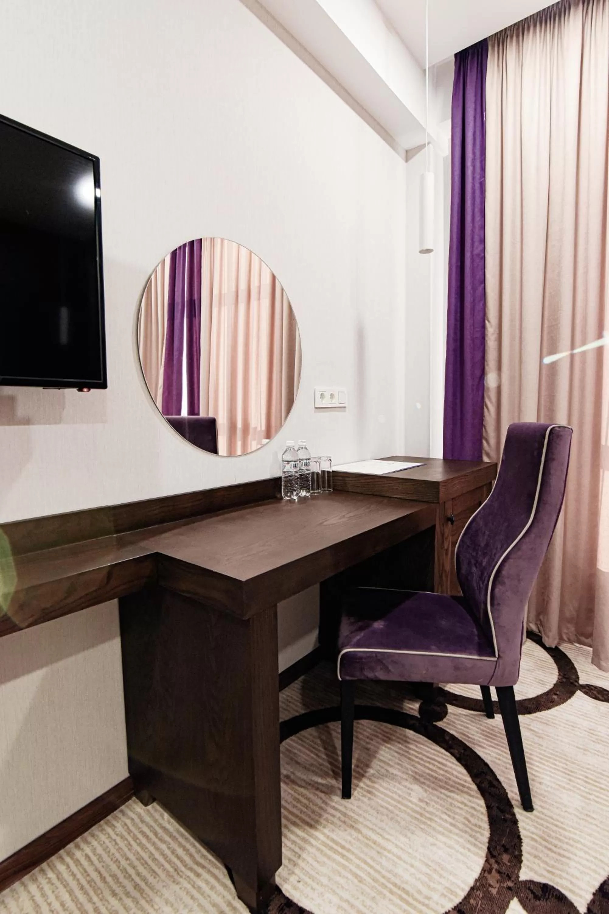 Living room, TV/Entertainment Center in East Palace Hotel