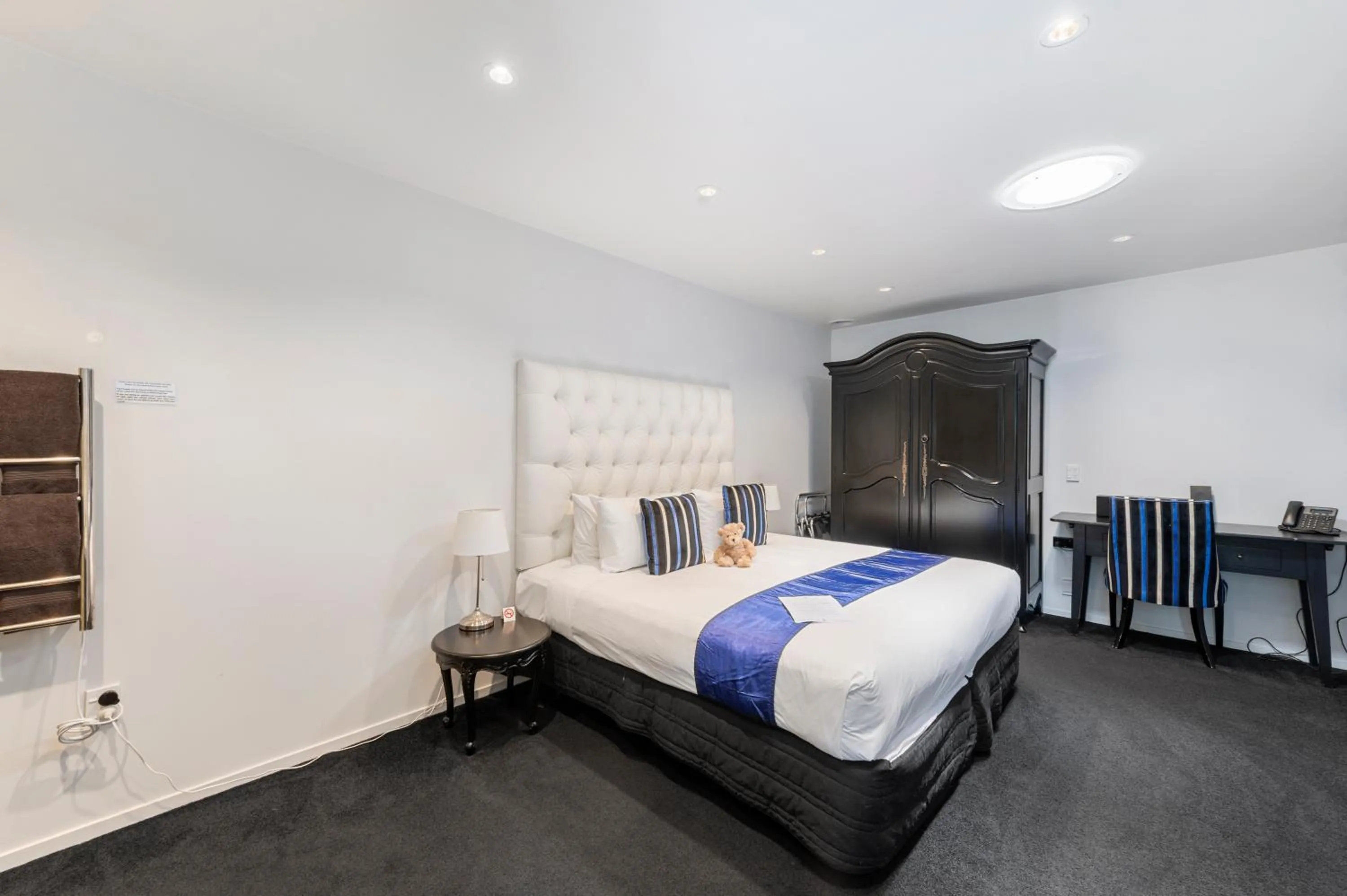 Bedroom, Bed in Black Swan Lakeside Boutique Hotel