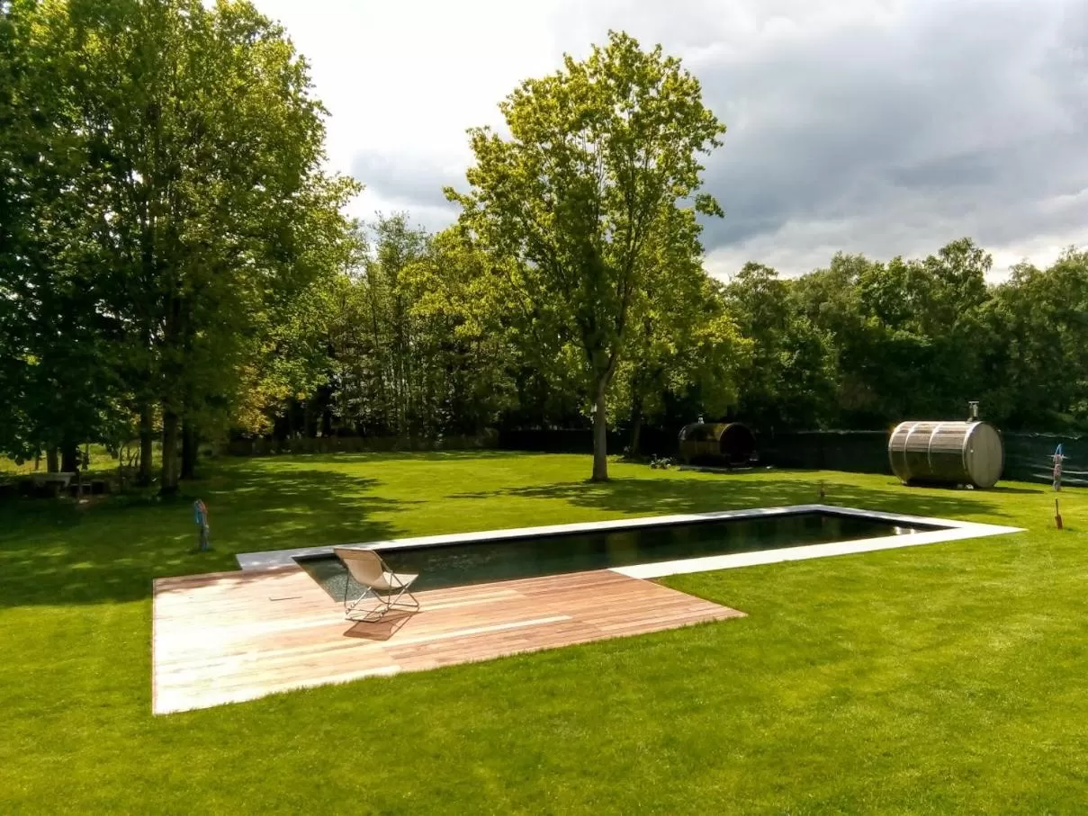 Swimming pool, Garden in Aquarand