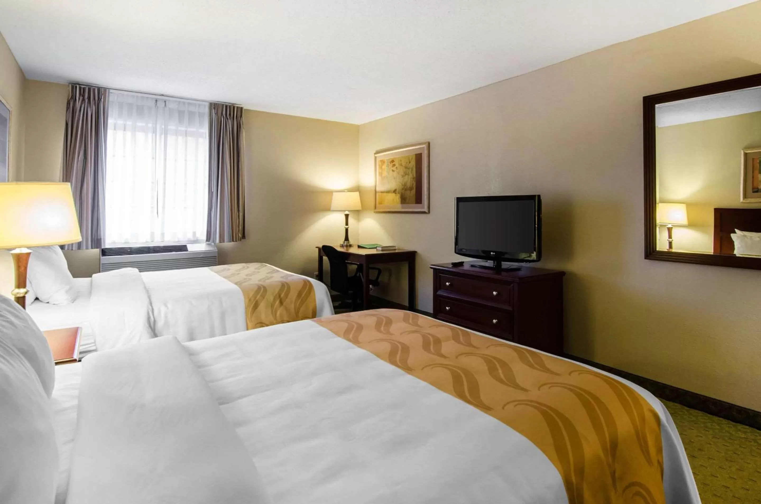 Photo of the whole room, Bed in Quality Inn Summersville - New River Area
