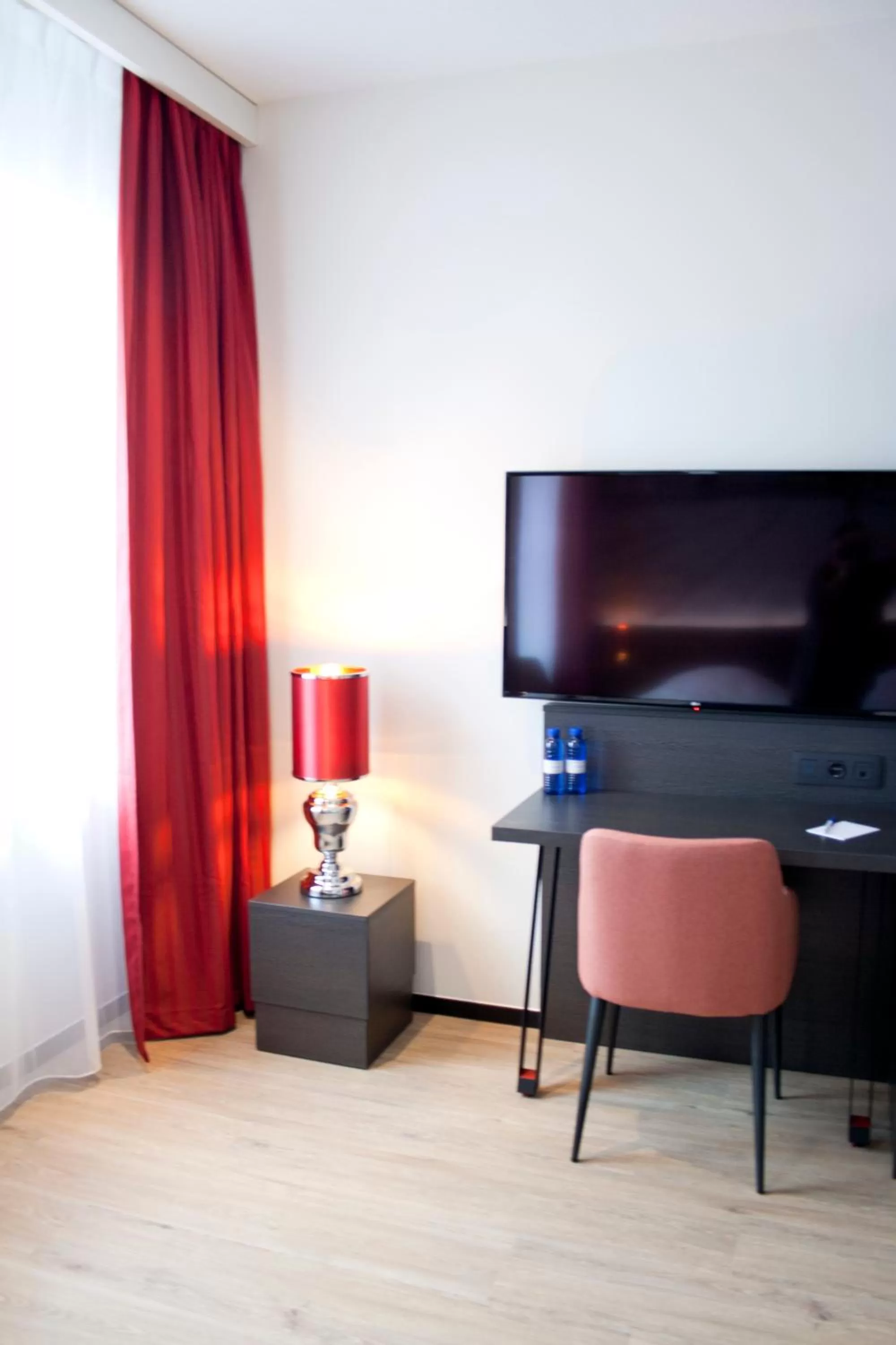 TV and multimedia in Bastion Hotel Arnhem