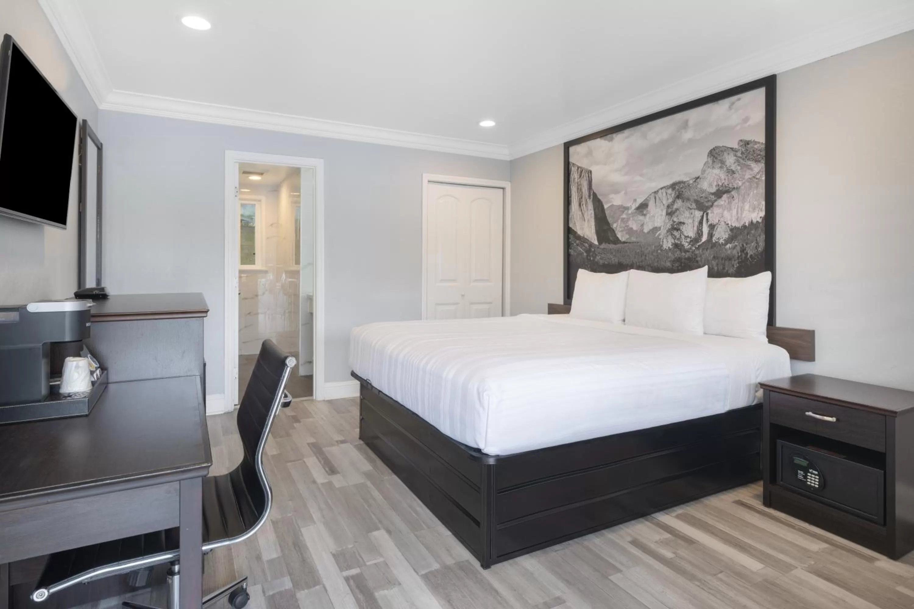 Bedroom, Bed in Aura Inn Monterey