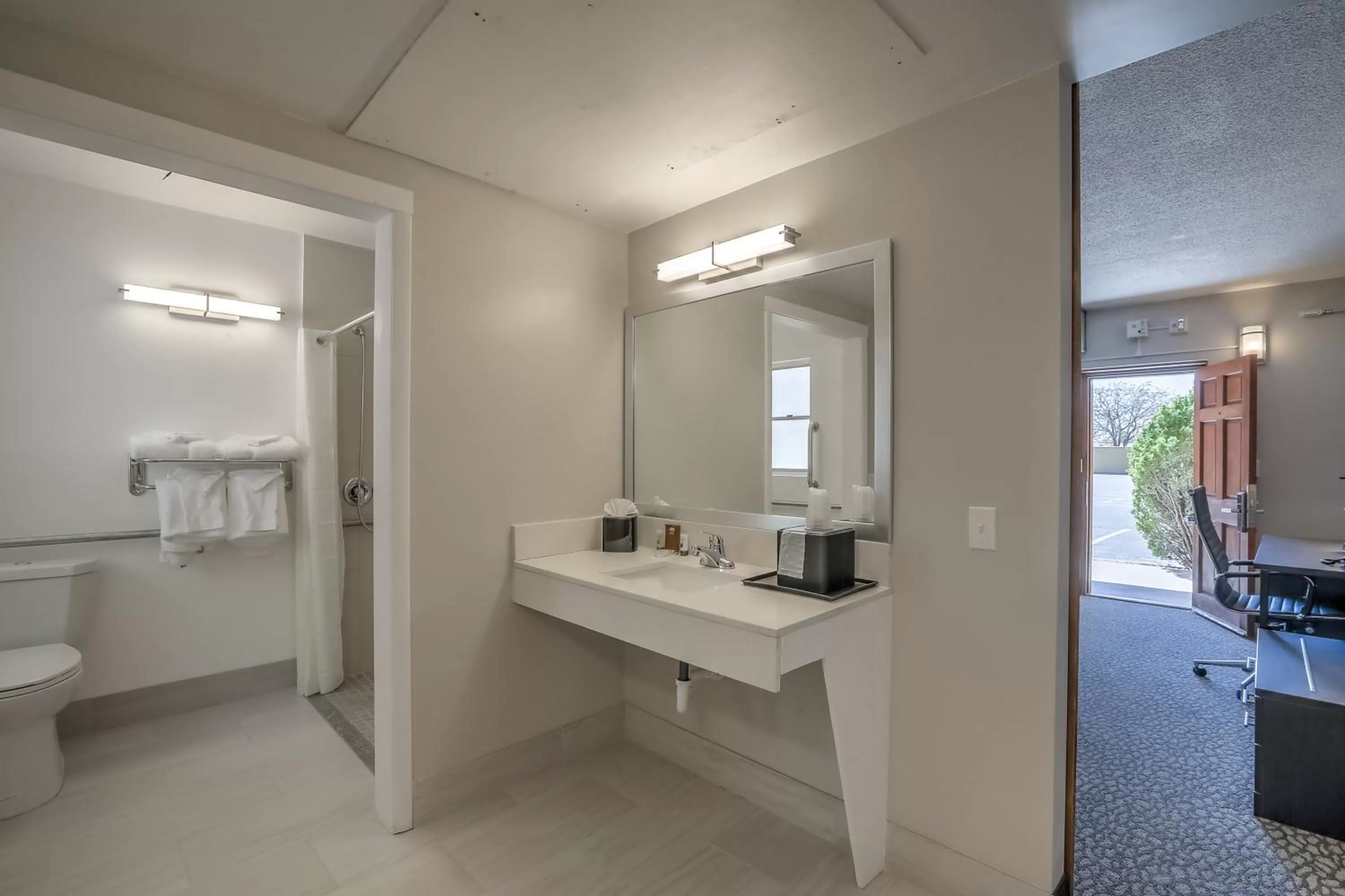 Shower in El Sendero Inn, an Ascend Collection Hotel