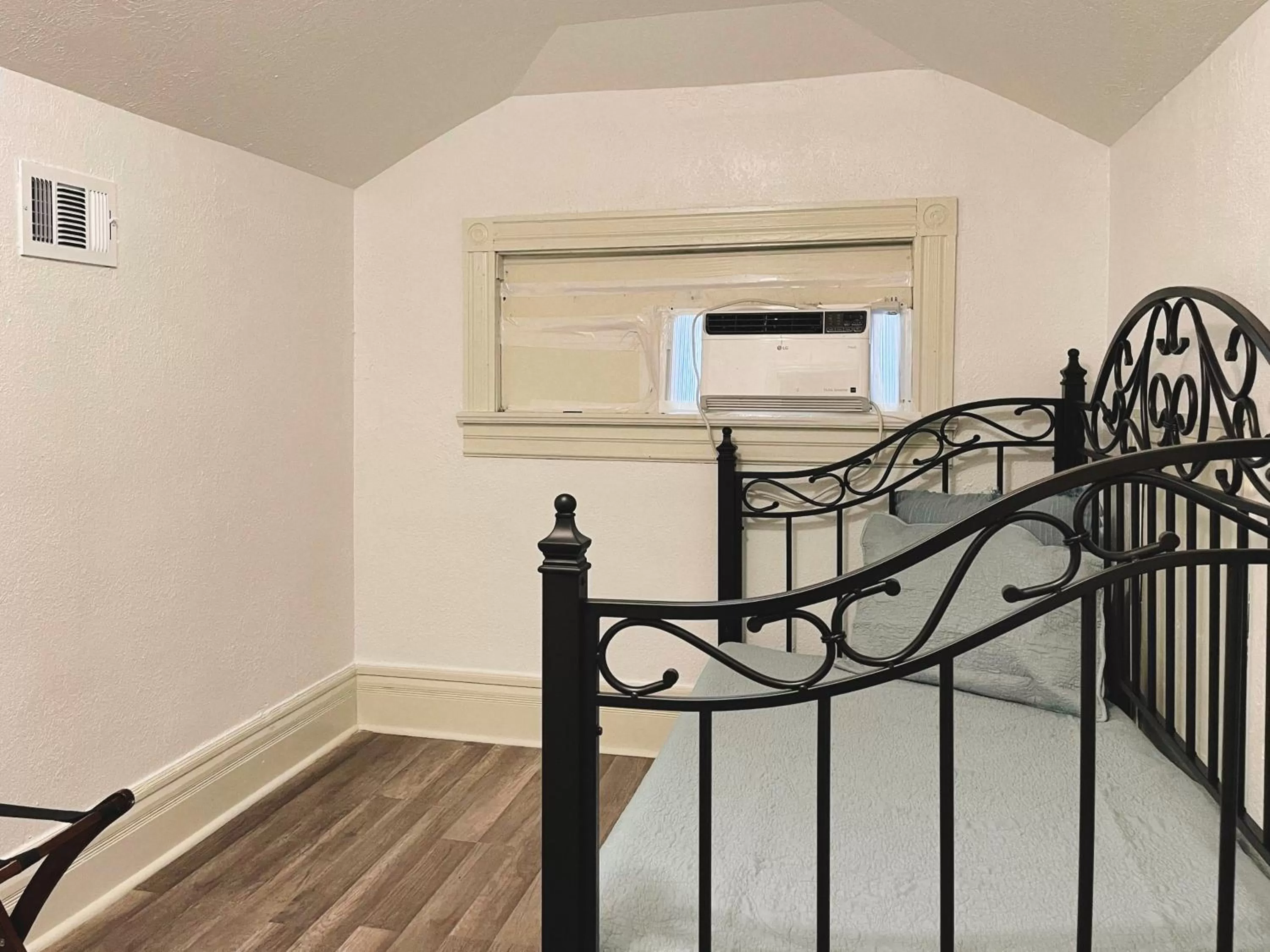 Bed in The Mansion on 17th, formerly Schaefer Haus