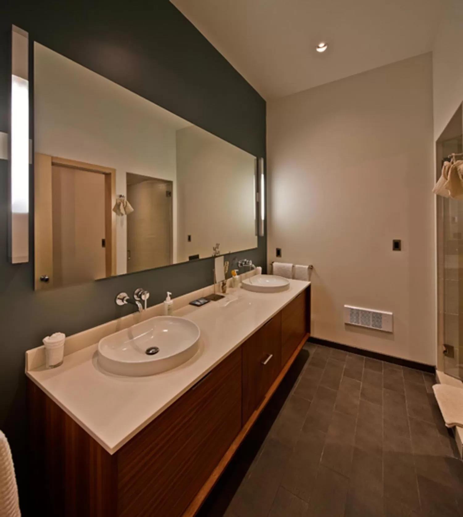 Toilet in Island Inn at 123 West