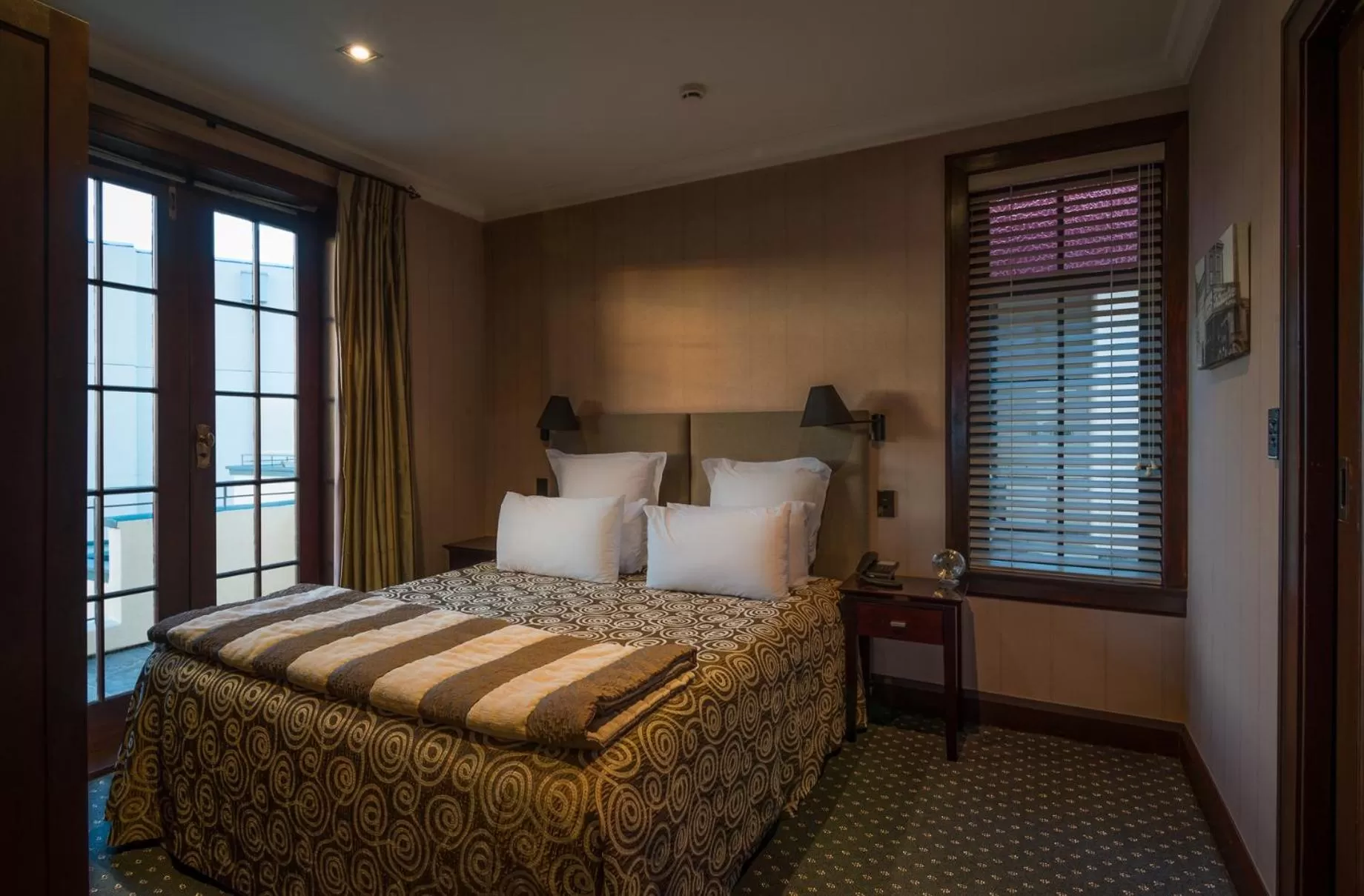 Bedroom, Bed in The Crown Hotel