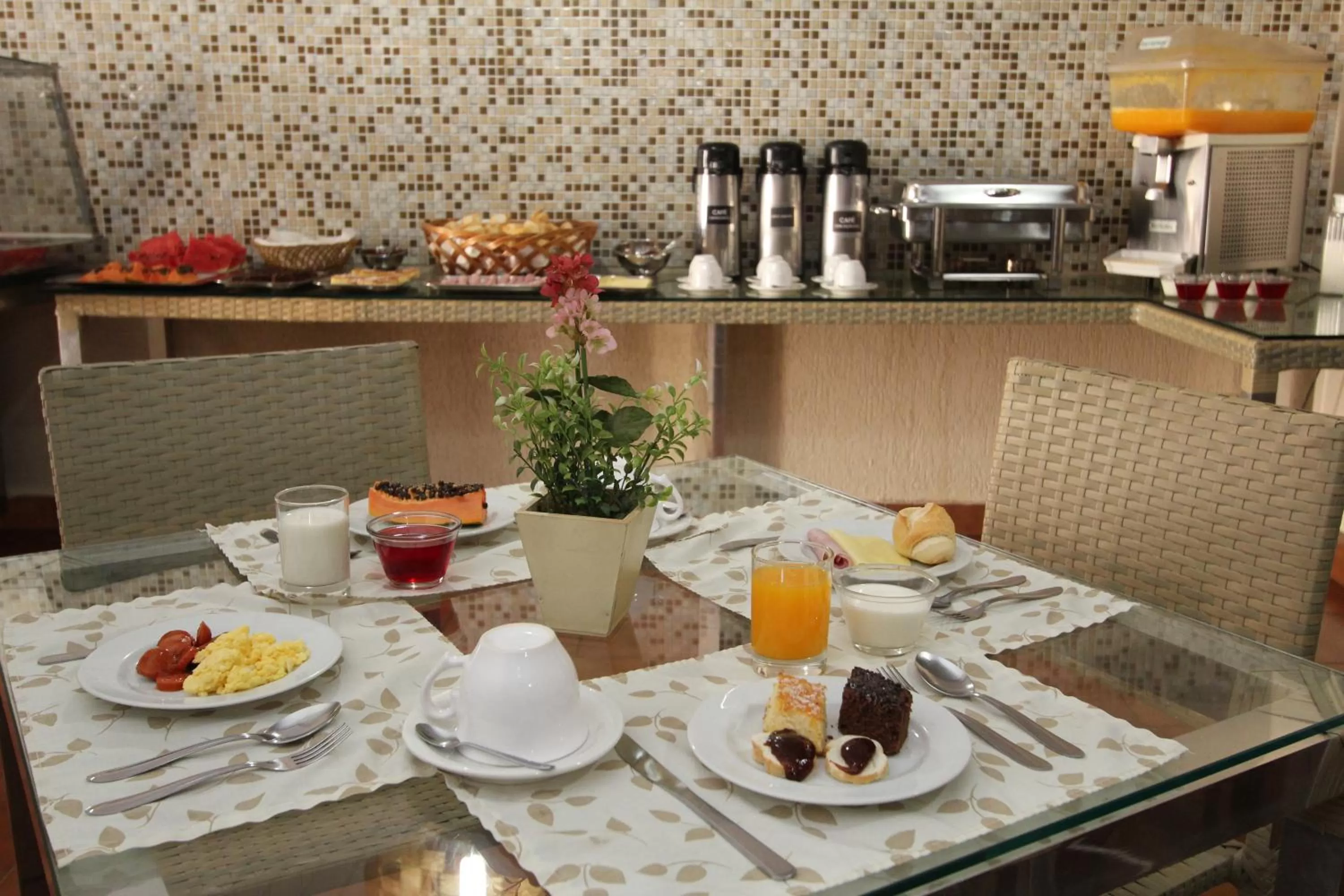 Breakfast, Restaurant/Places to Eat in Hotel Recreio dos Bandeirantes