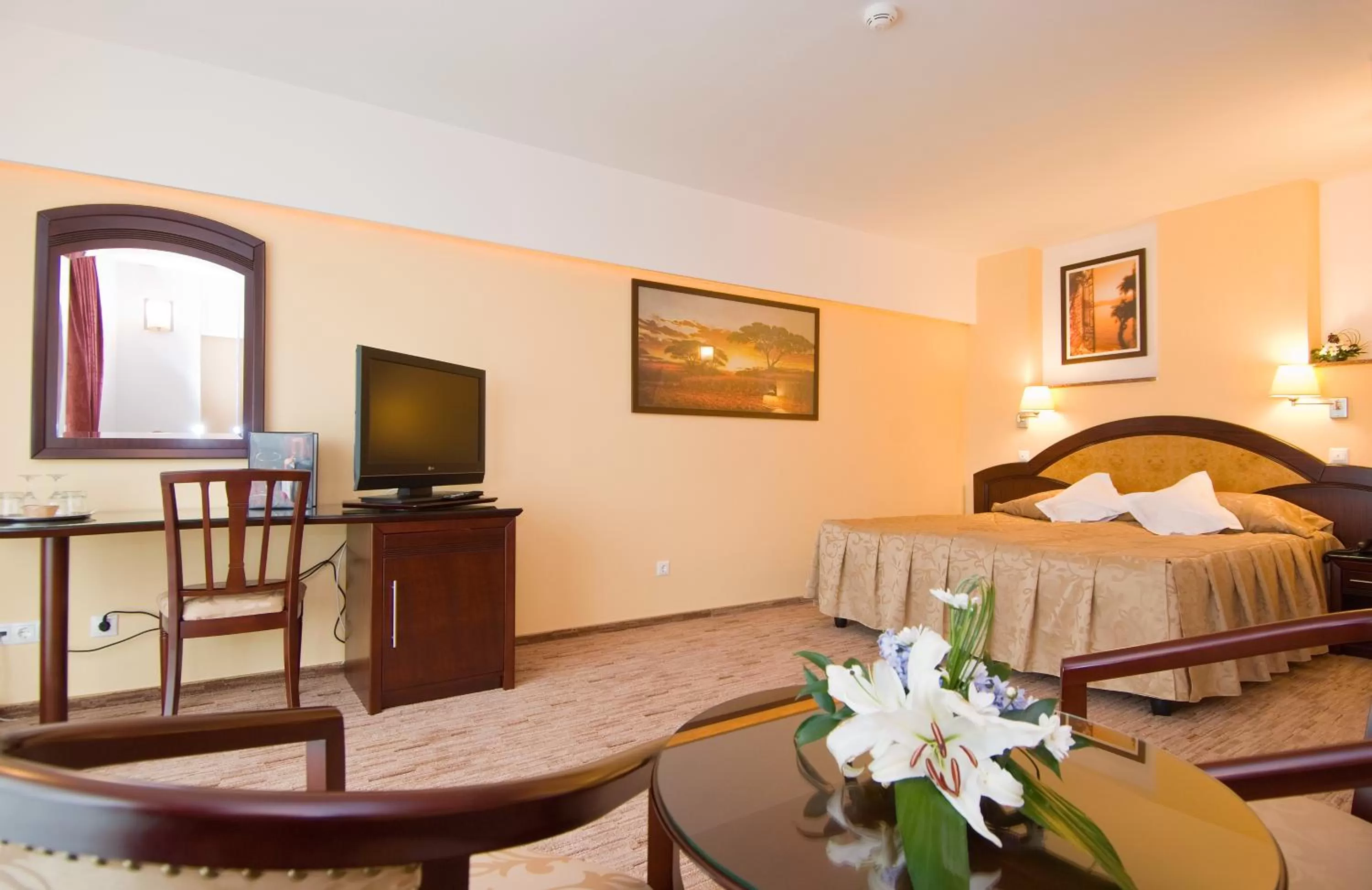 Photo of the whole room, Bed in Hotel Ambient