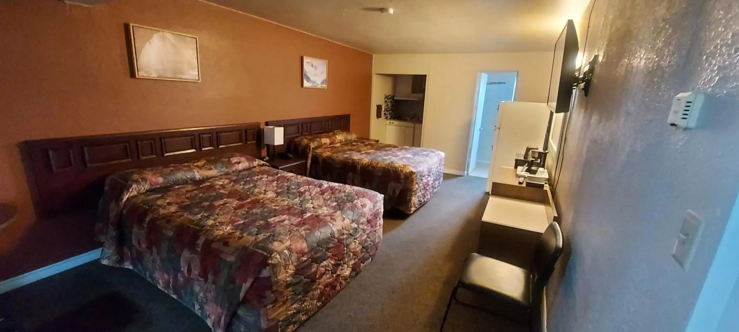 Queen Room with Two Queen Beds in Lazy Bear Lodge Queen Room with Two Queen Beds in Lazy Bear Lodge