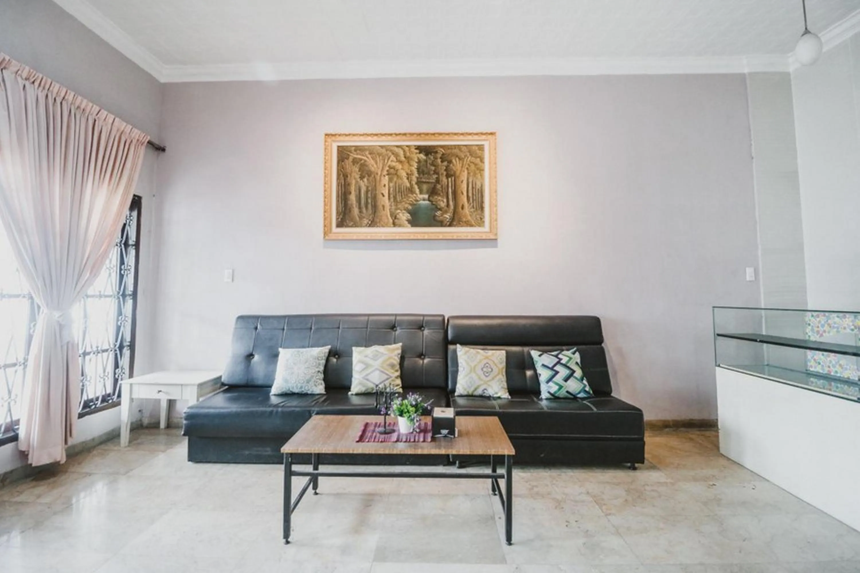 Seating area in RedDoorz near Millennium ICT Center Medan