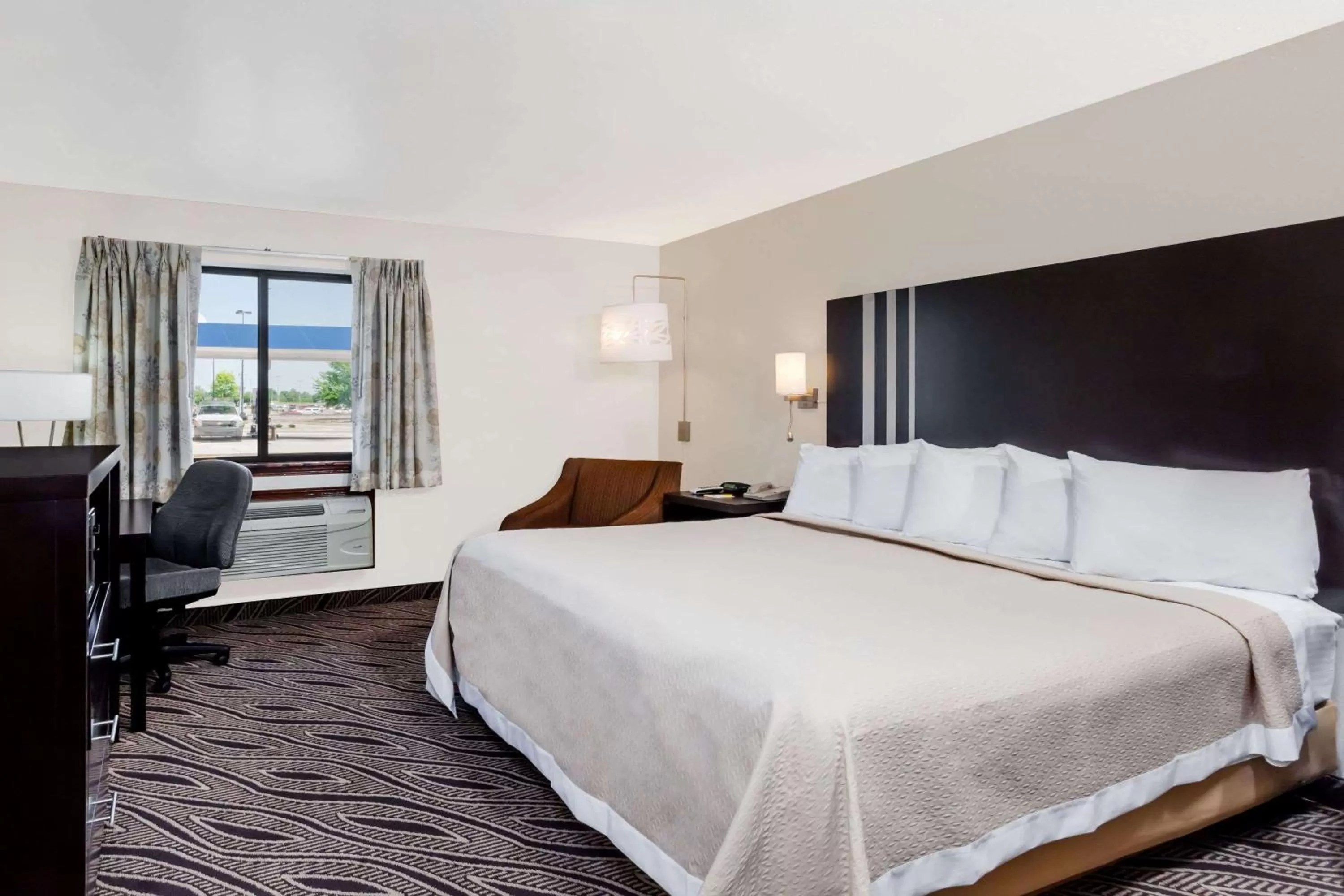 Photo of the whole room, Bed in Days Inn by Wyndham Dyersburg