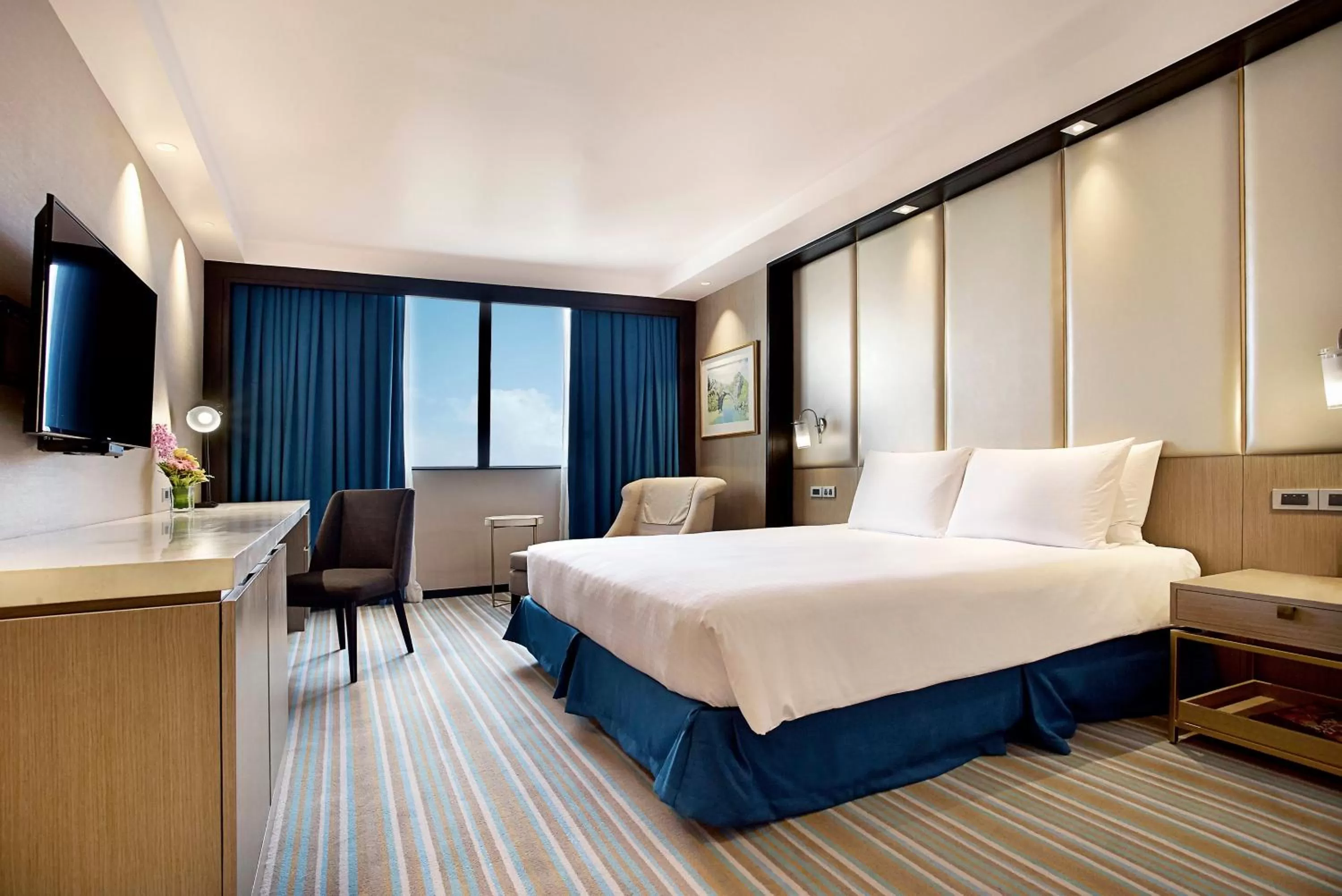 Photo of the whole room, Bed in Marco Polo Plaza Cebu