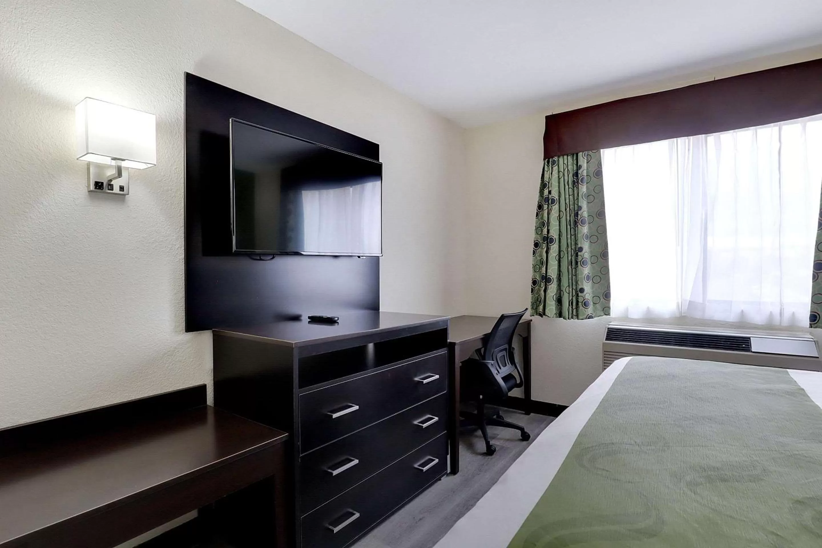 Bedroom, TV/Entertainment Center in Quality Suites Albuquerque Airport