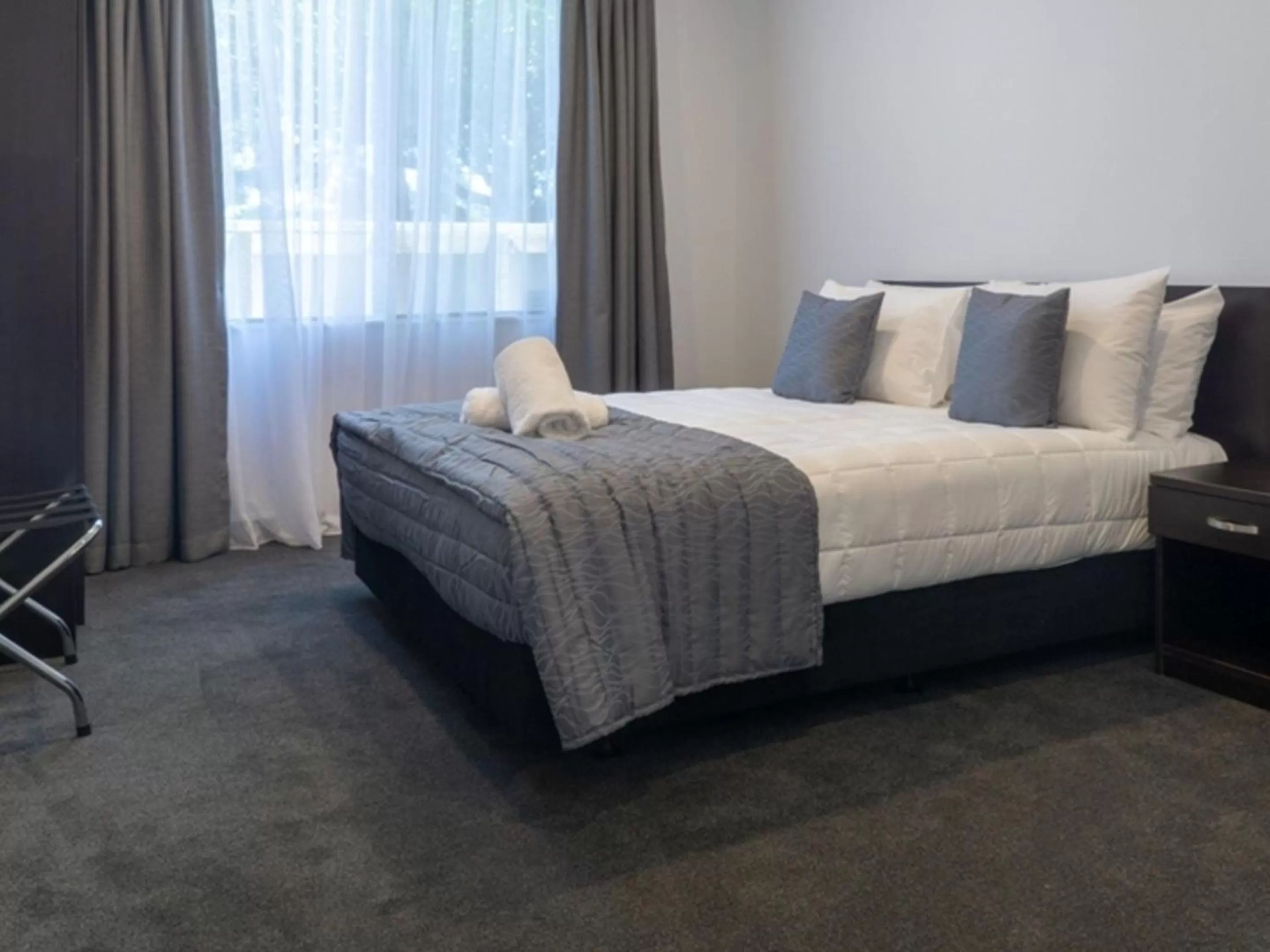 Bed in Durham Court Motor Inn