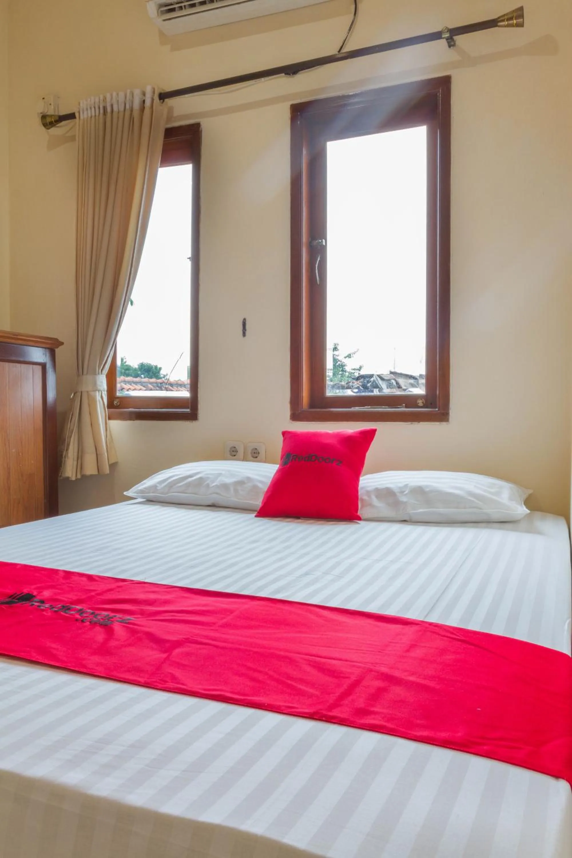 Double Room in RedDoorz near Pasar Pagi 2 by Cassana