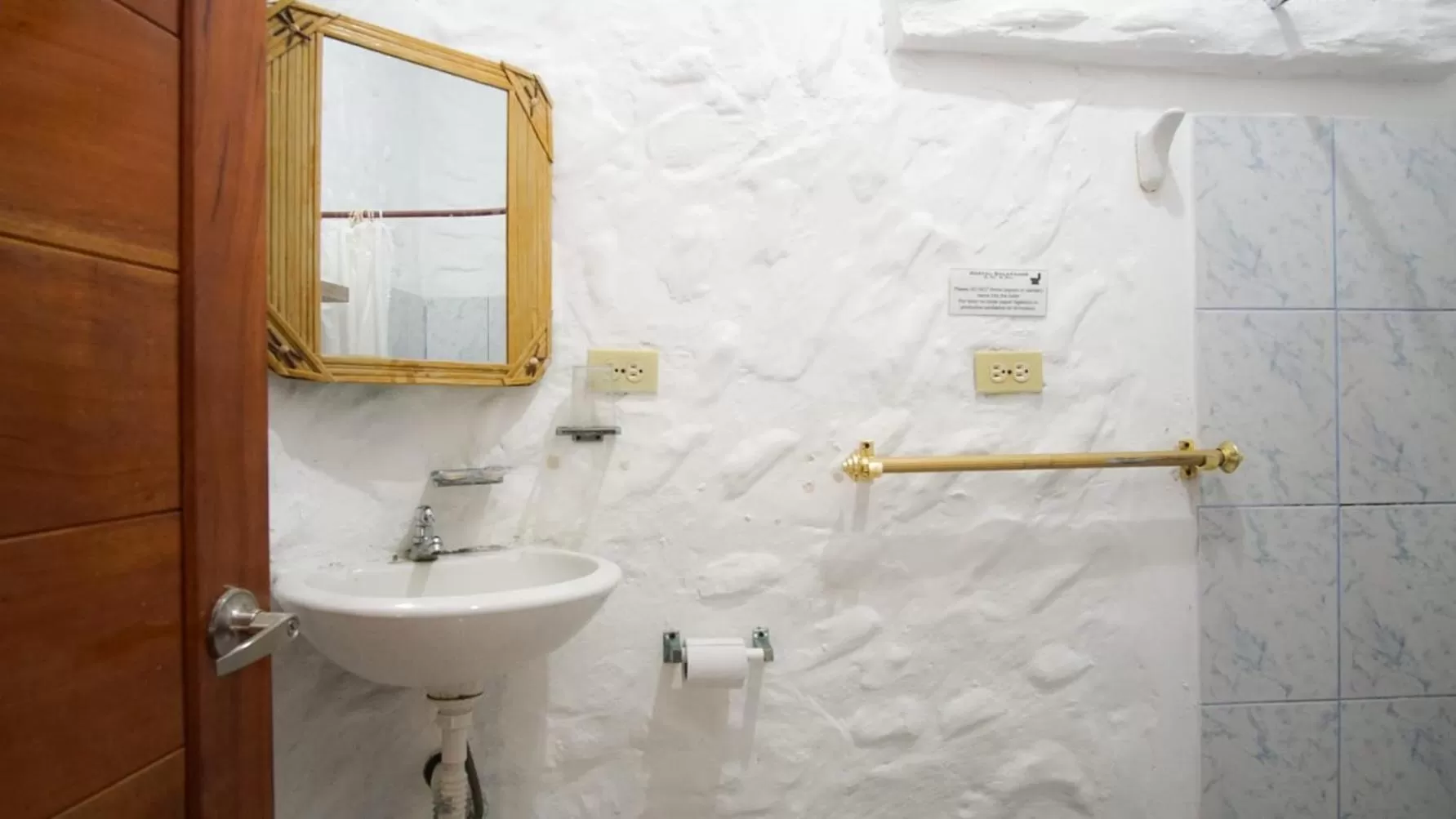 Bathroom in Hostal Galapagos by Bar de Beto
