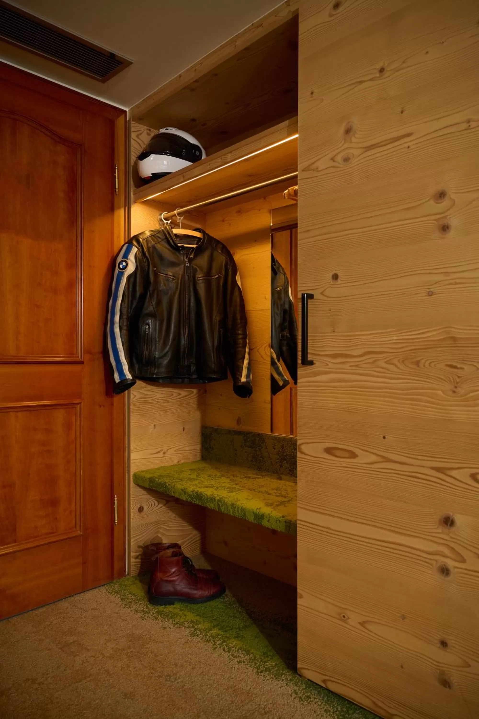 wardrobe in Hotel Lechnerhof Unterföhring