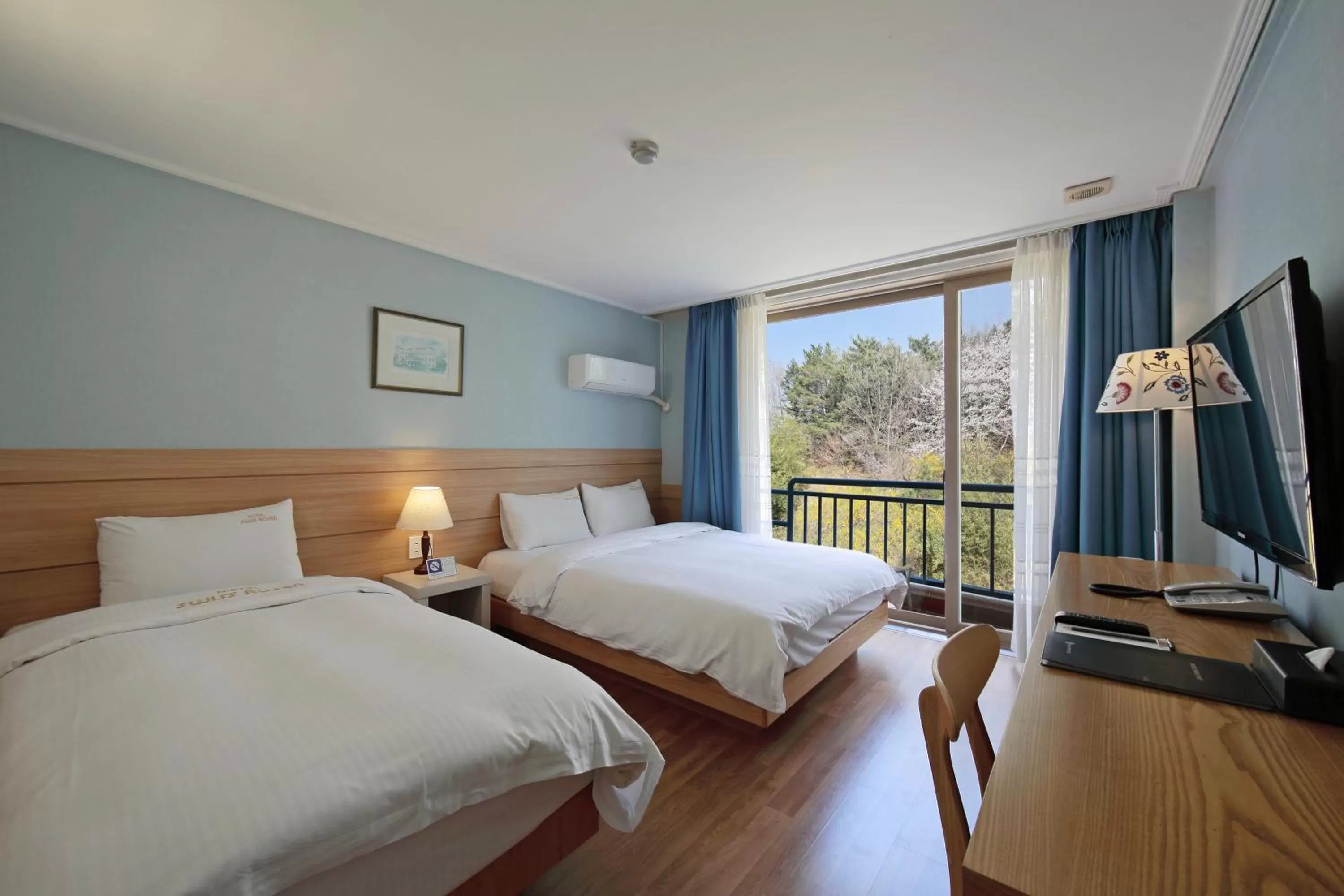 Mountain view, Bed in Benikea Swiss Rosen Hotel