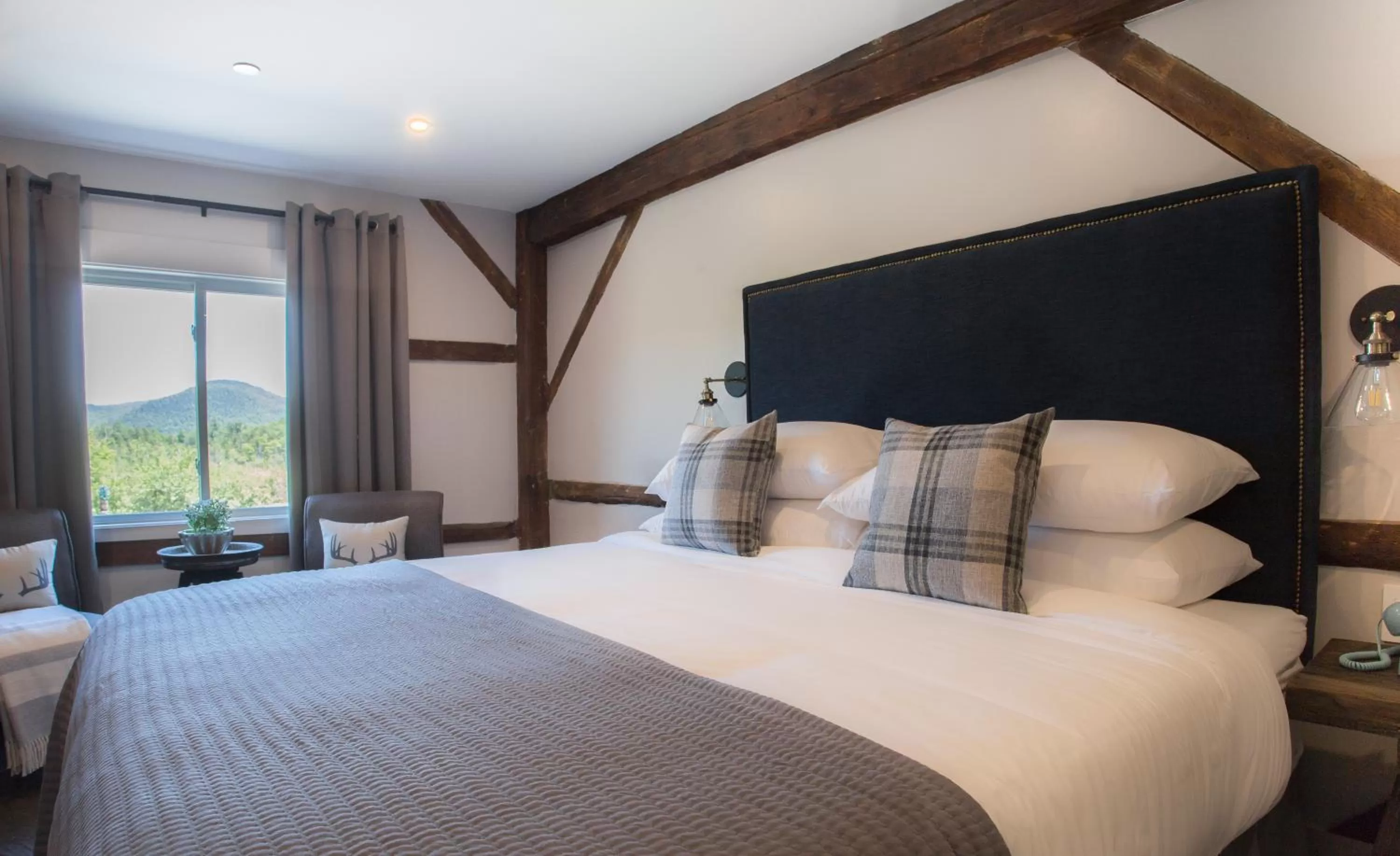 Bedroom, Bed in Mountain Meadows Lodge