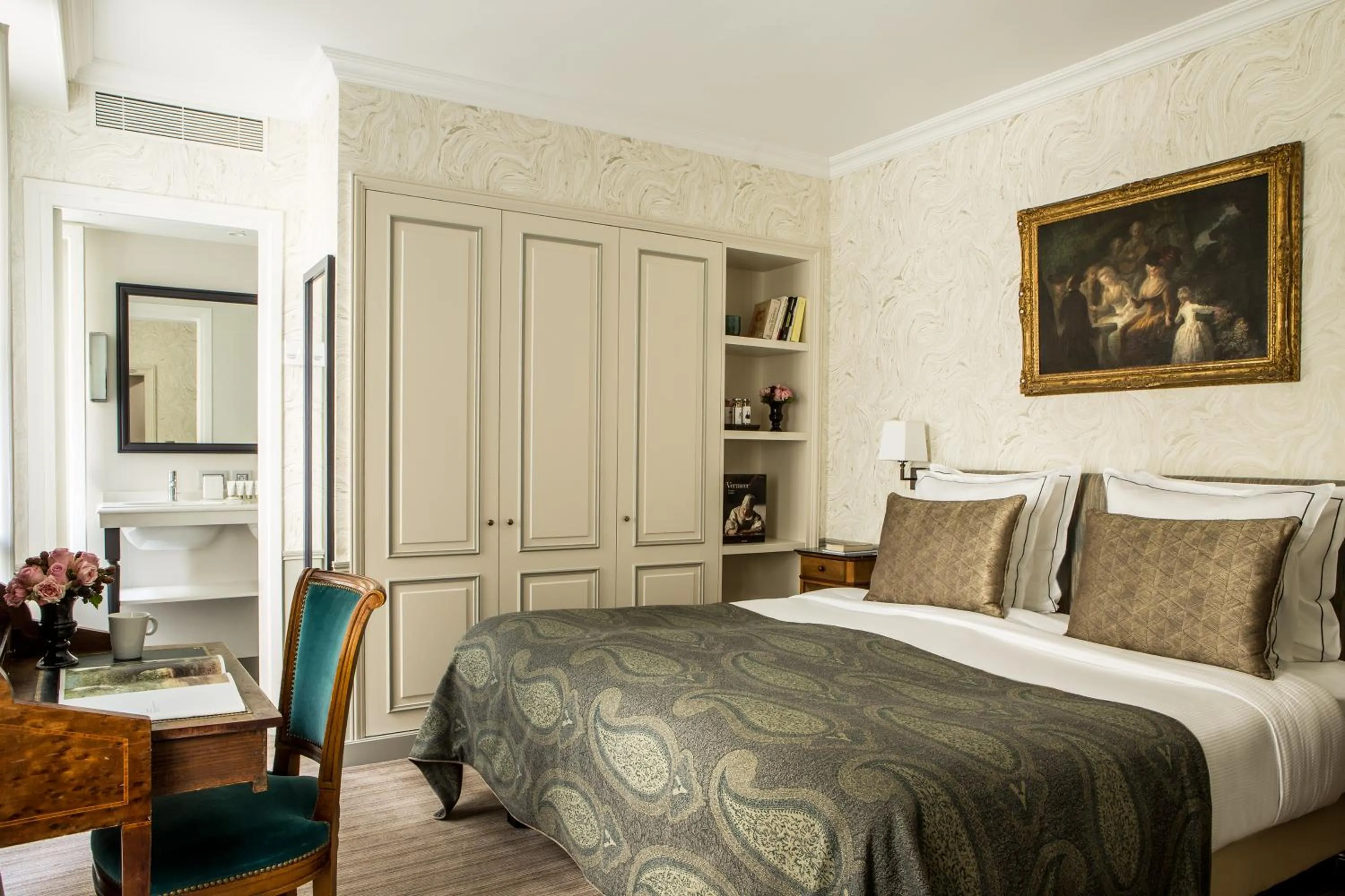 Photo of the whole room, Bed in Hôtel des Saints Pères - Esprit de France