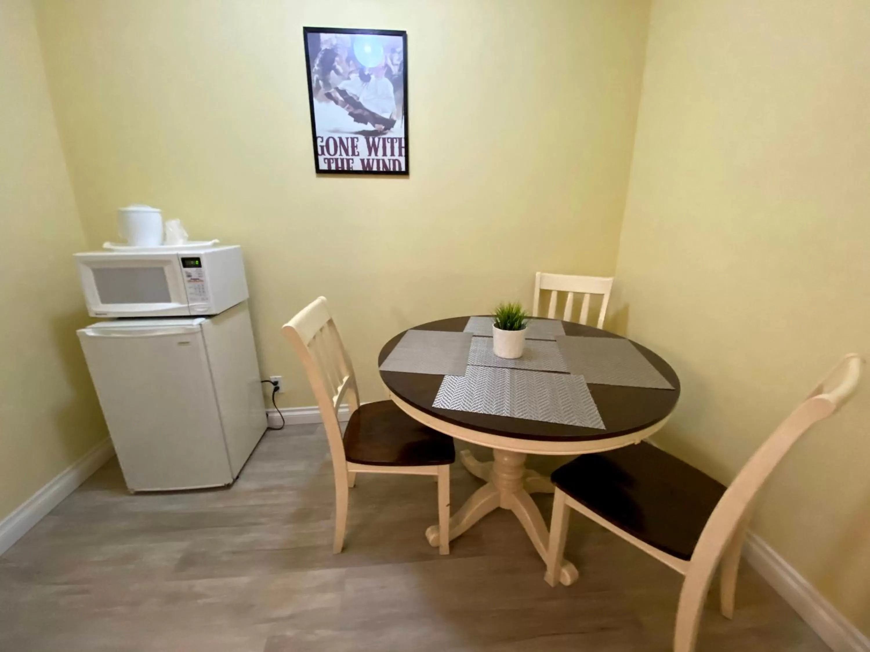 Dining area in Hollywood Celebrity Hotel