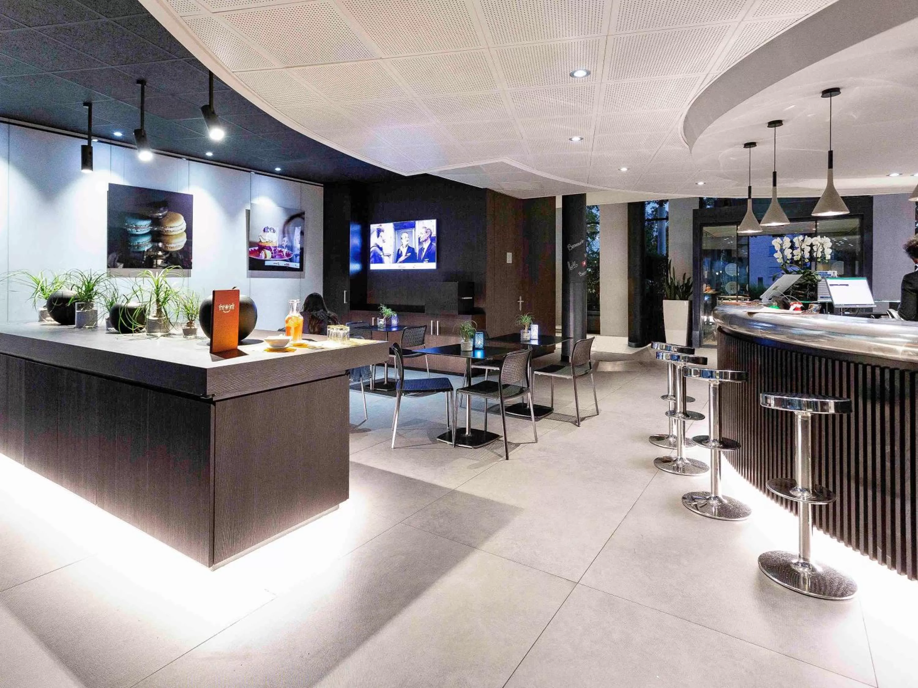 Lounge or bar in Novotel Suites Genève Aéroport