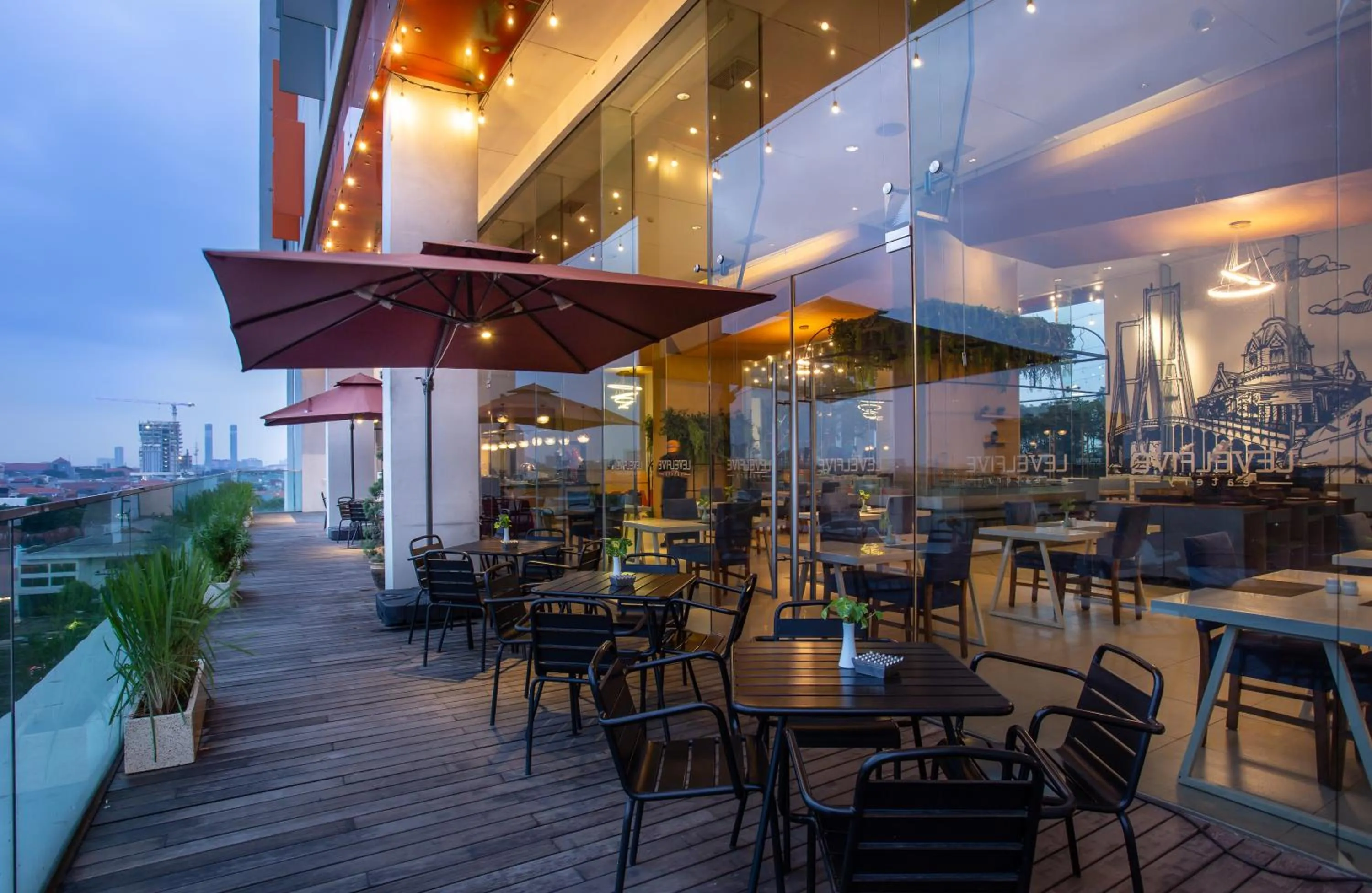 Restaurant/places to eat in HARRIS Hotel & Conventions Gubeng