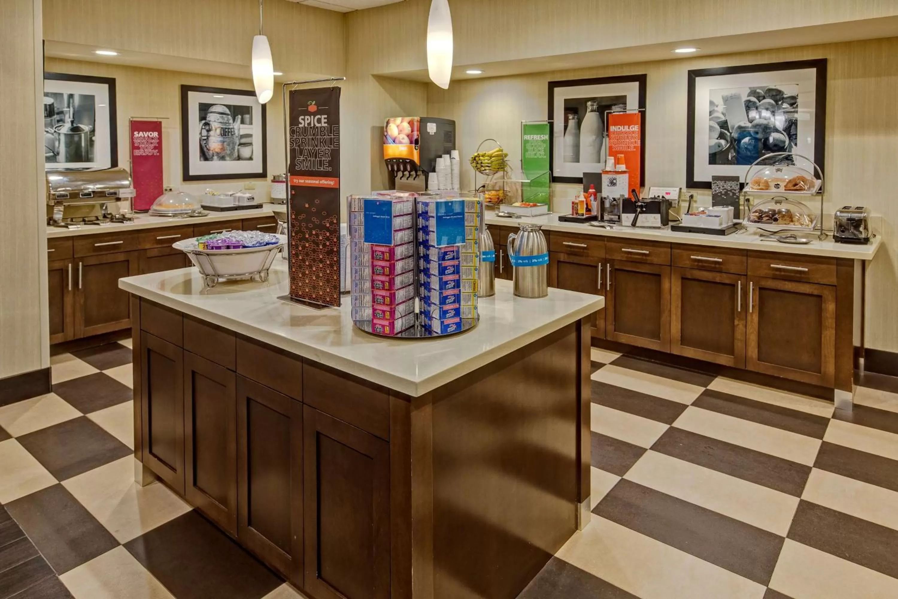 Dining area in Hampton Inn Houston Baytown