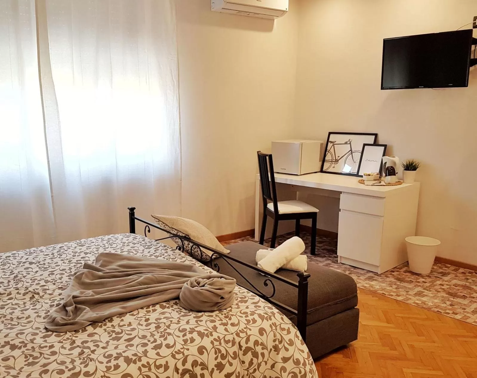 Photo of the whole room, Bed in B&B CELESTE