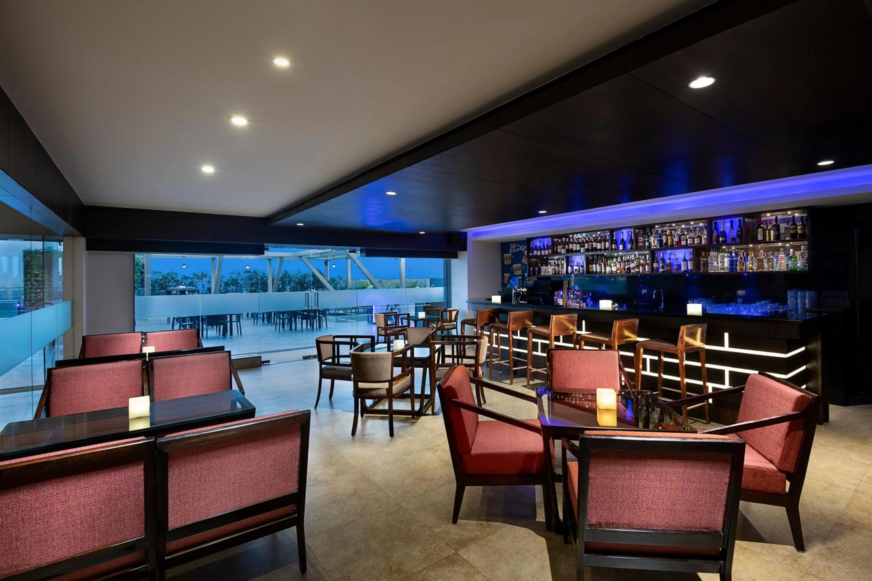 Lounge or bar in Radisson Blu Pune Hinjawadi