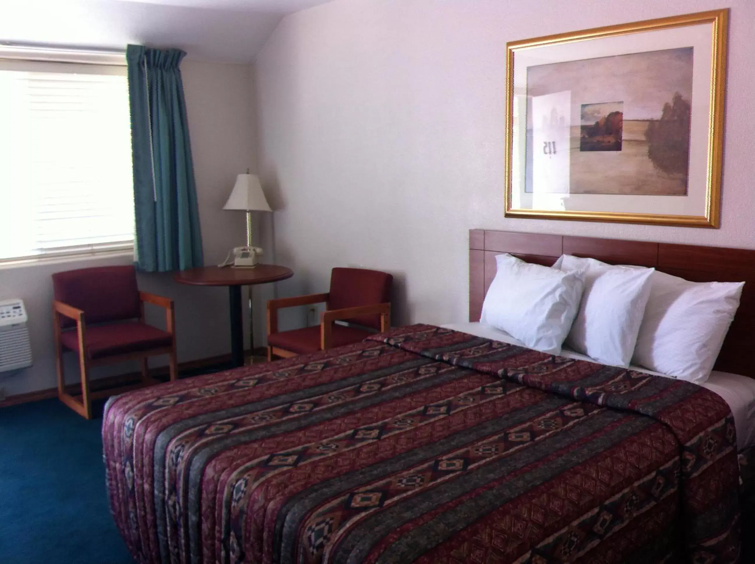 Queen Room in Legacy Inn Queen Room in Legacy Inn