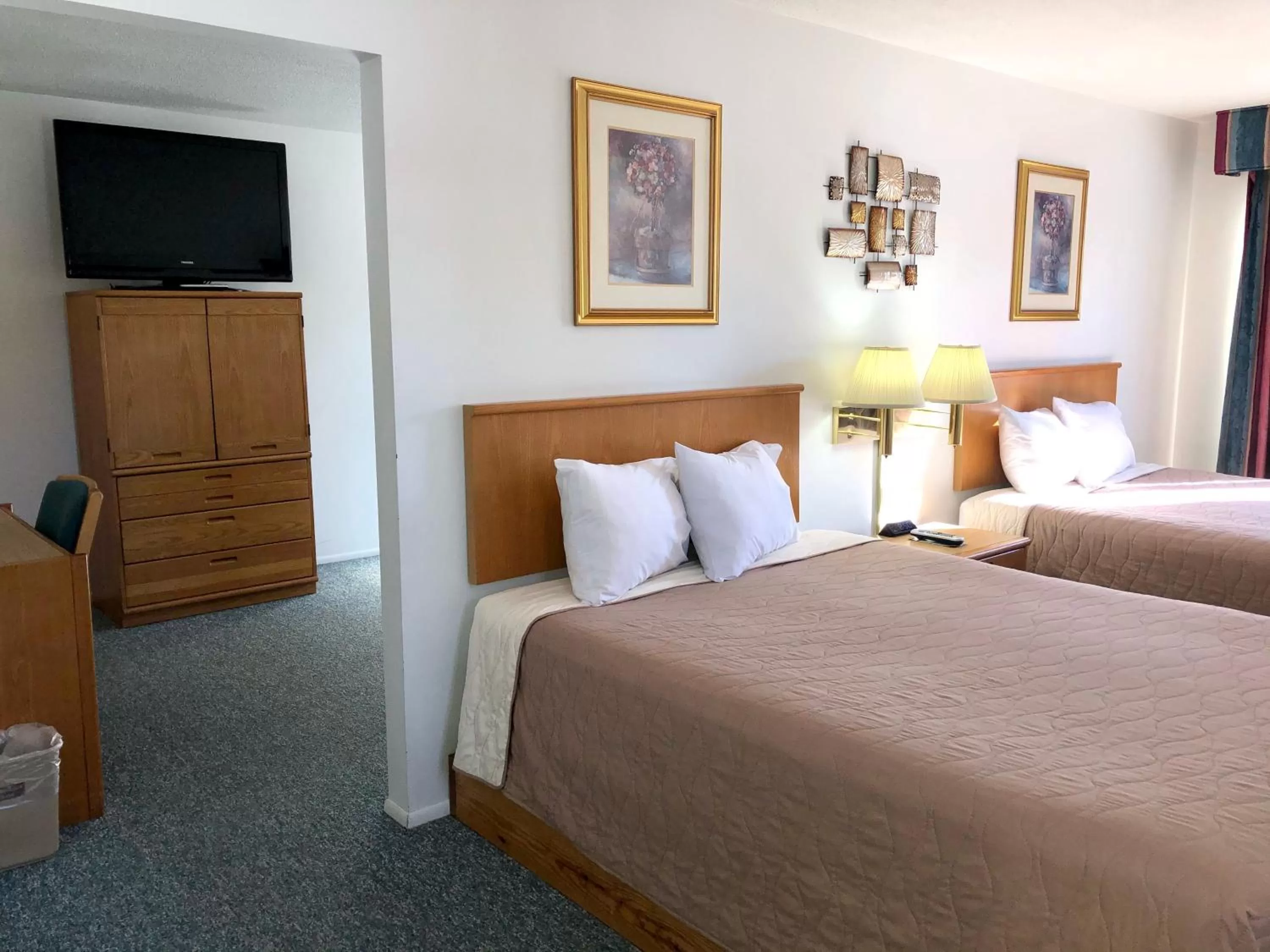 Bedroom, Bed in Budget Host Inn