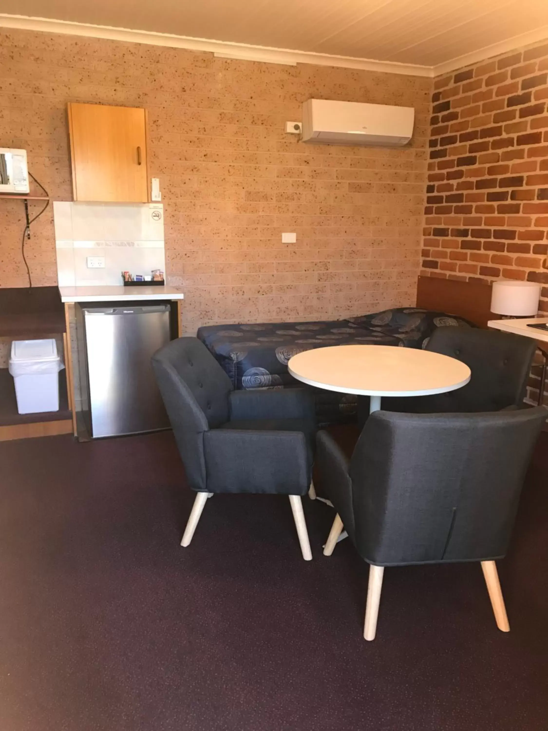 Deluxe Queen Room in Cedar Lodge Motel Deluxe Queen Room in Cedar Lodge Motel