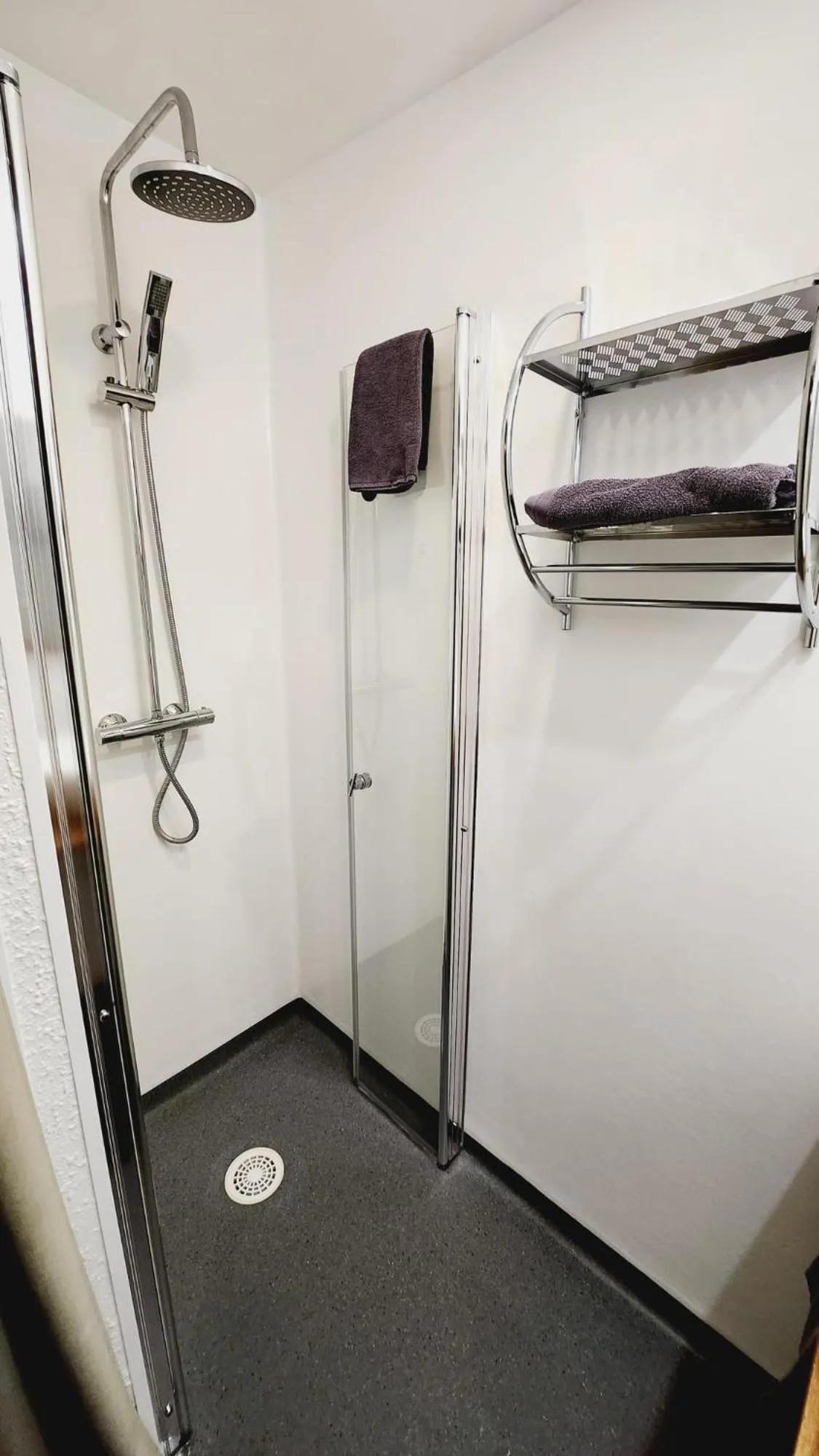 Bathroom in Cit'Hotel Le Cheval Blanc, Cognac Centre