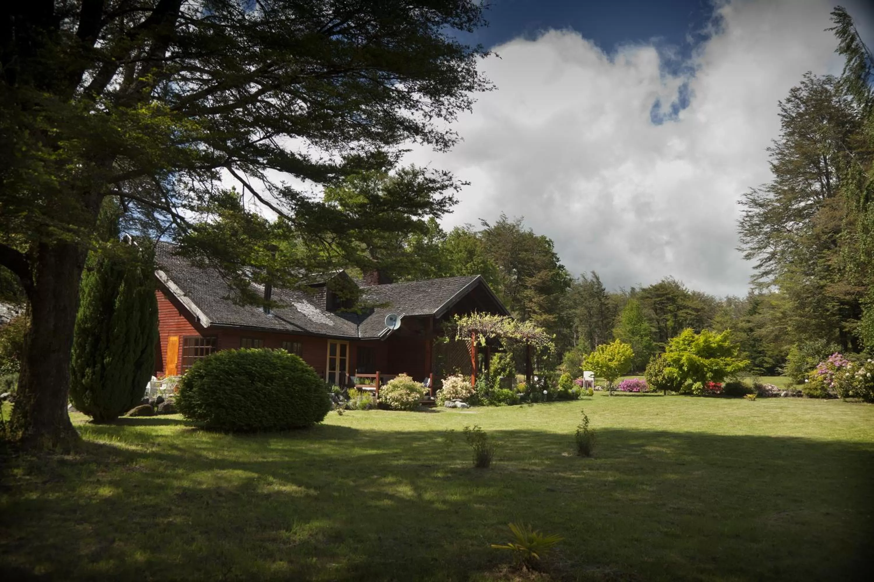 Facade/entrance, Garden in Hotel Posada del Río - Parque Metreñehue