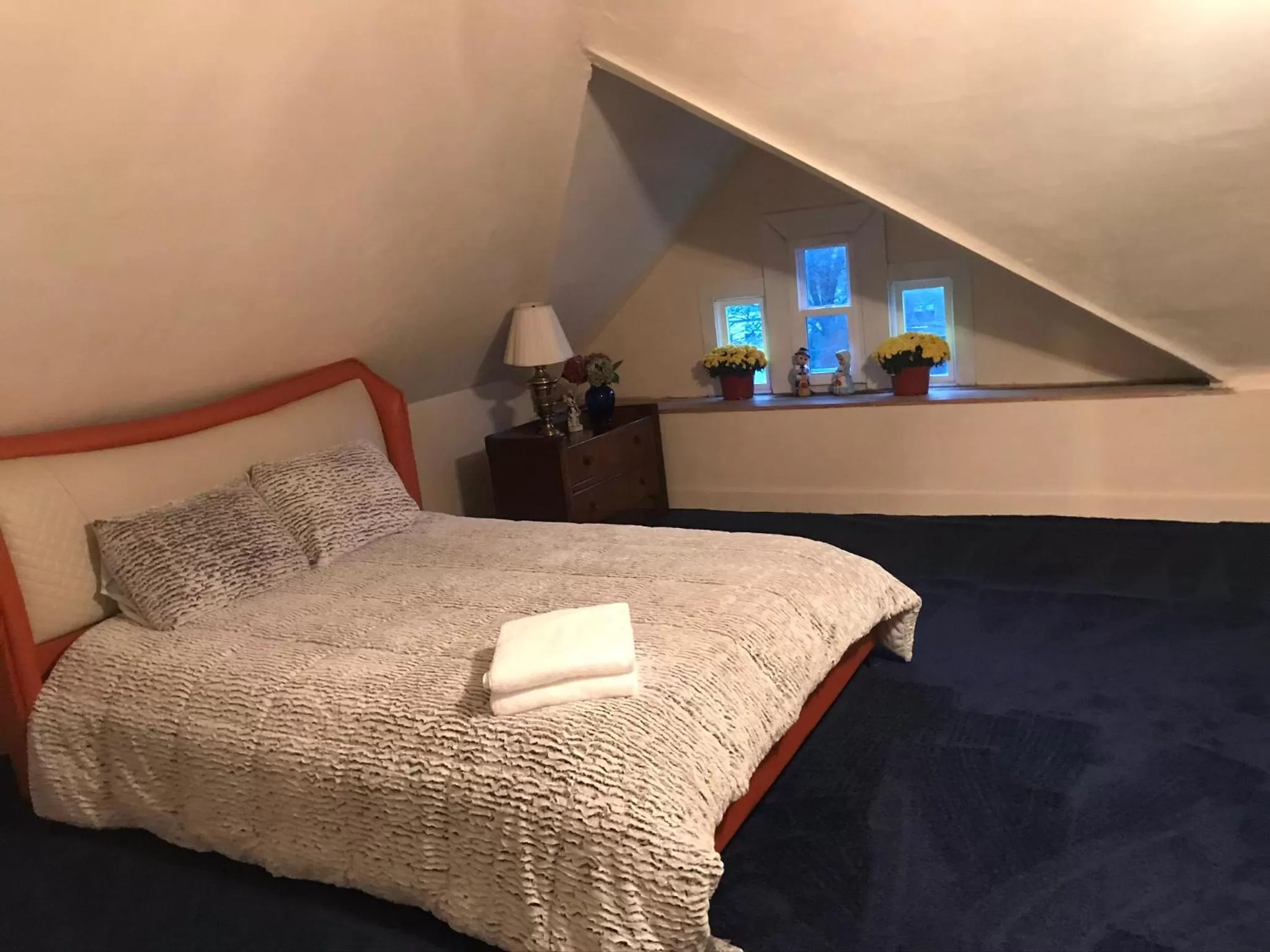 Bed in 5 Star Victorian Mansion-Downtown No Locals