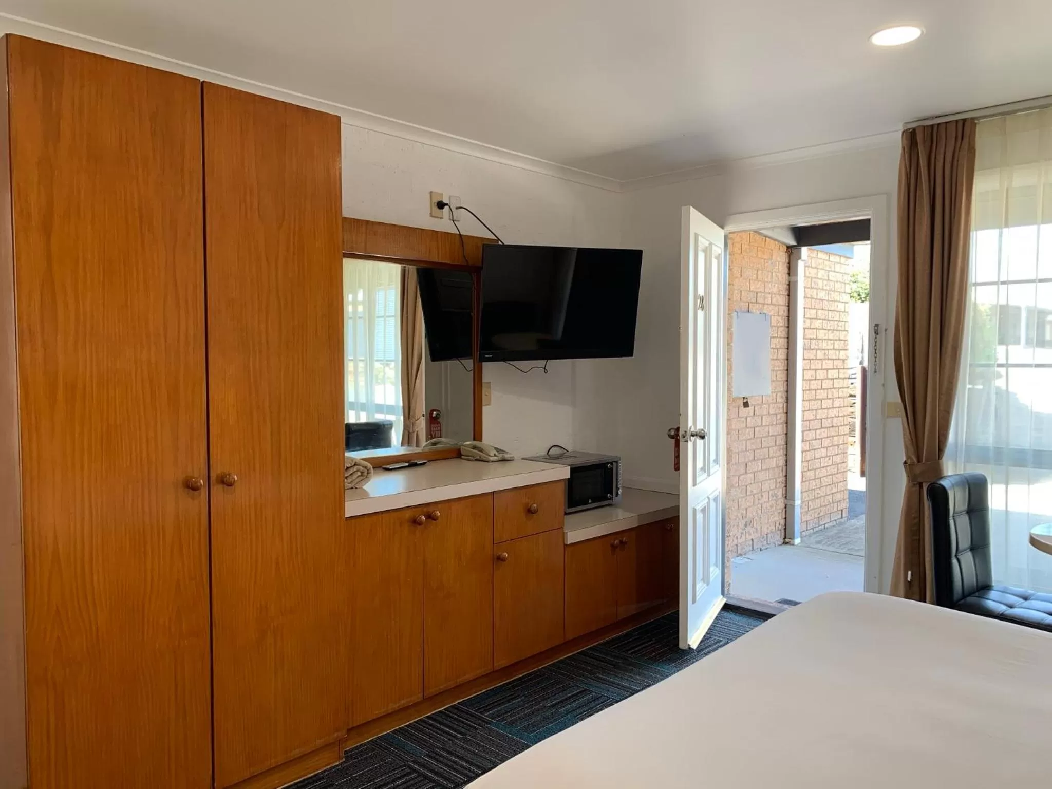 Bedroom, Bed in Swaggers Motor Inn