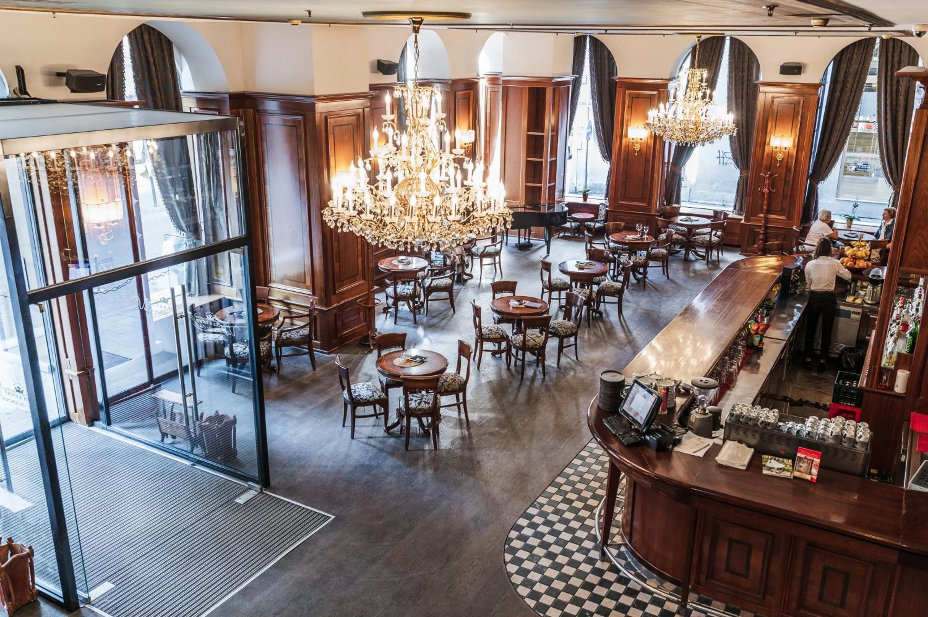 Restaurant/places to eat in Hotel Europe