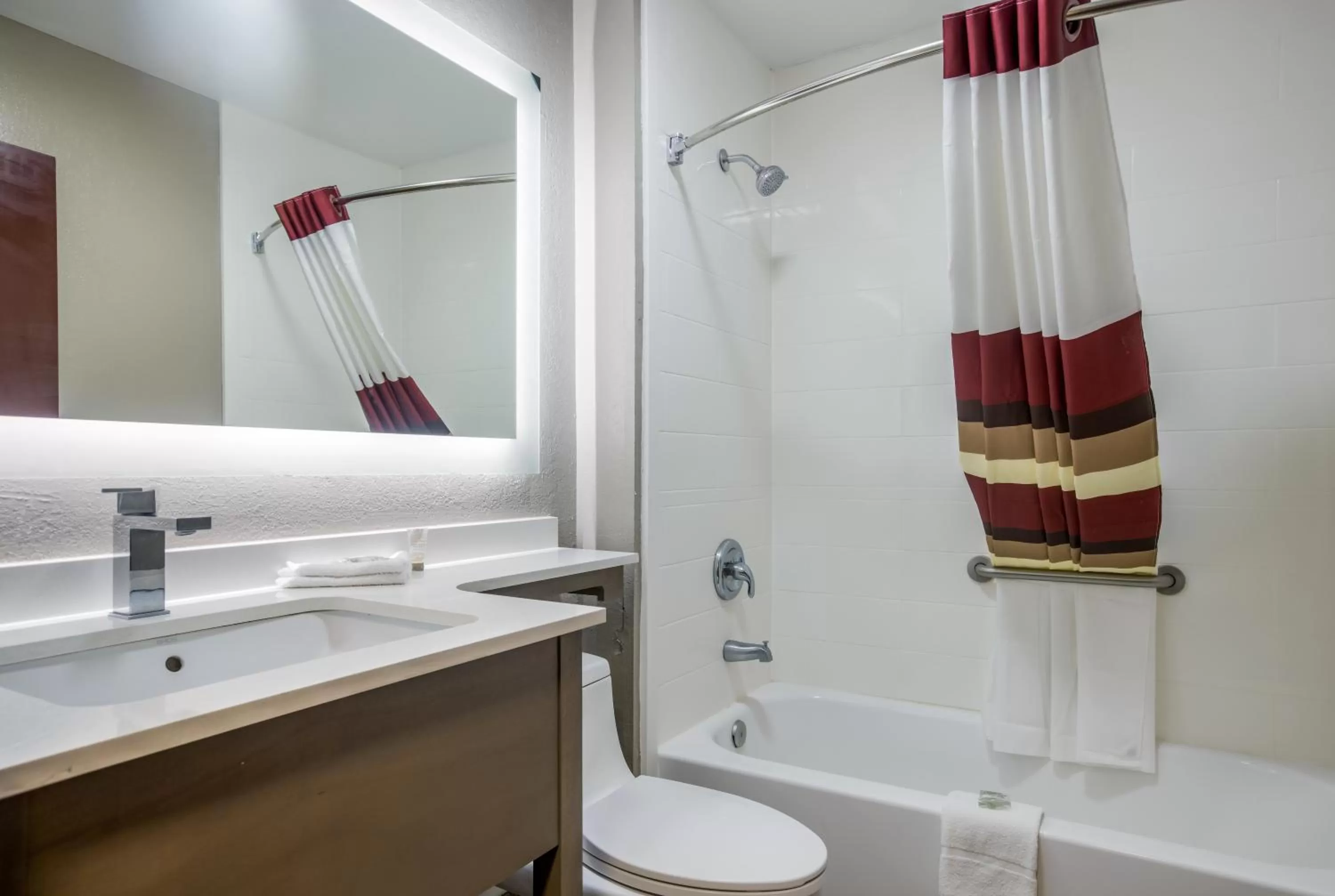 Bathroom in Red Roof Inn PLUS+ & Suites Savannah – I-95