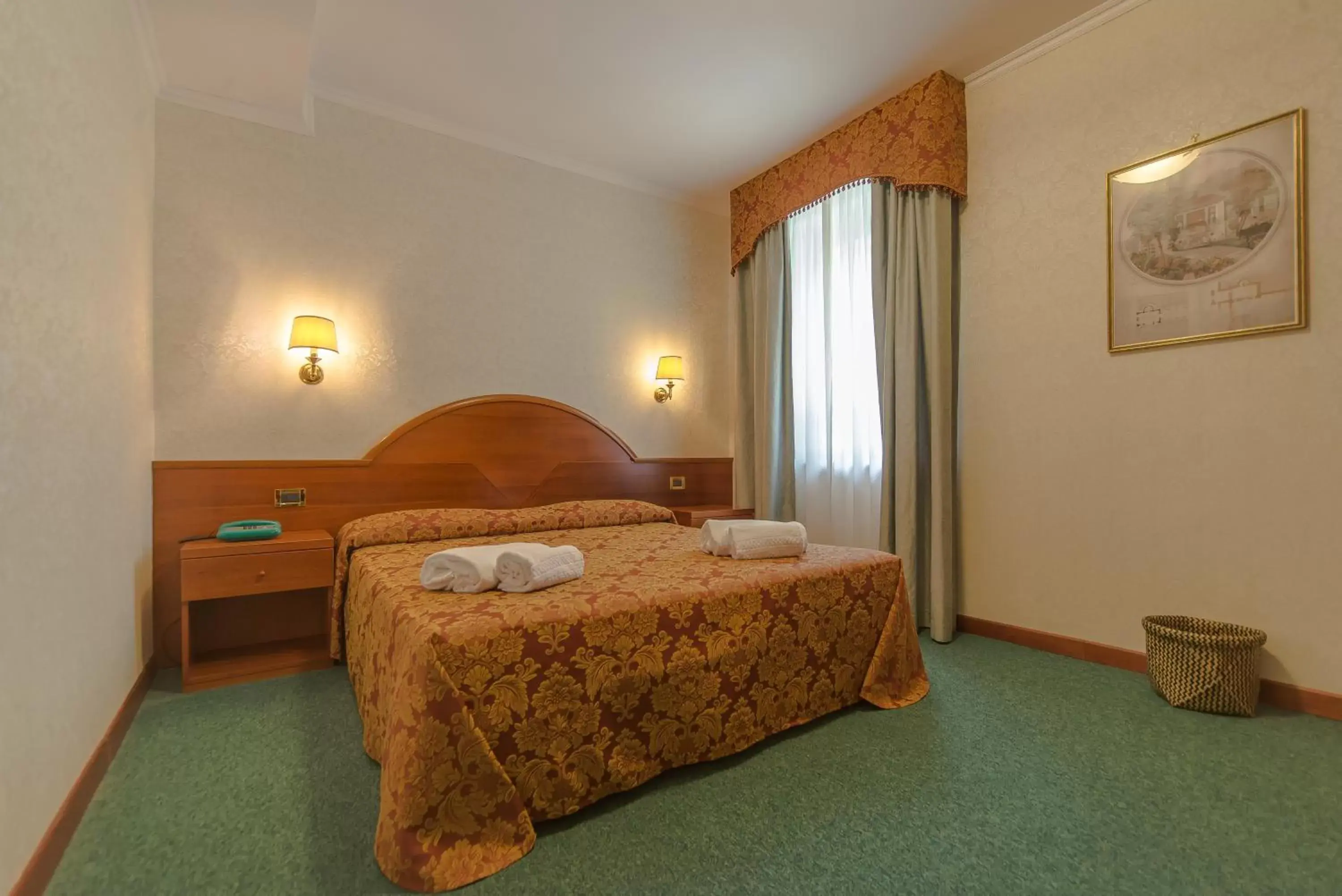 Standard Double or Twin Room in Hotel Columbus sul Lago Standard Double or Twin Room in Hotel Columbus sul Lago
