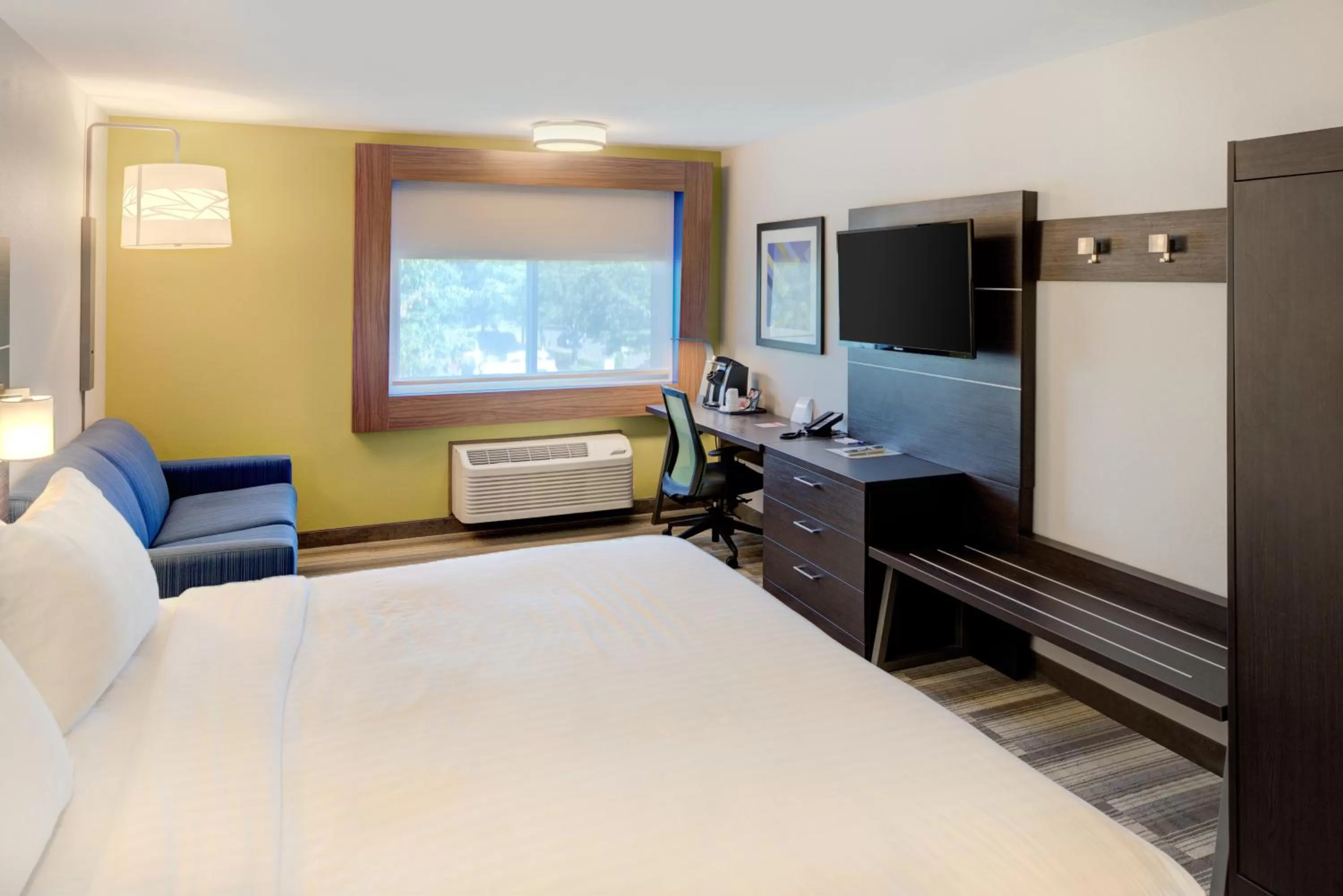 Photo of the whole room, Bed in Holiday Inn Express Newberg - Wine Country by IHG