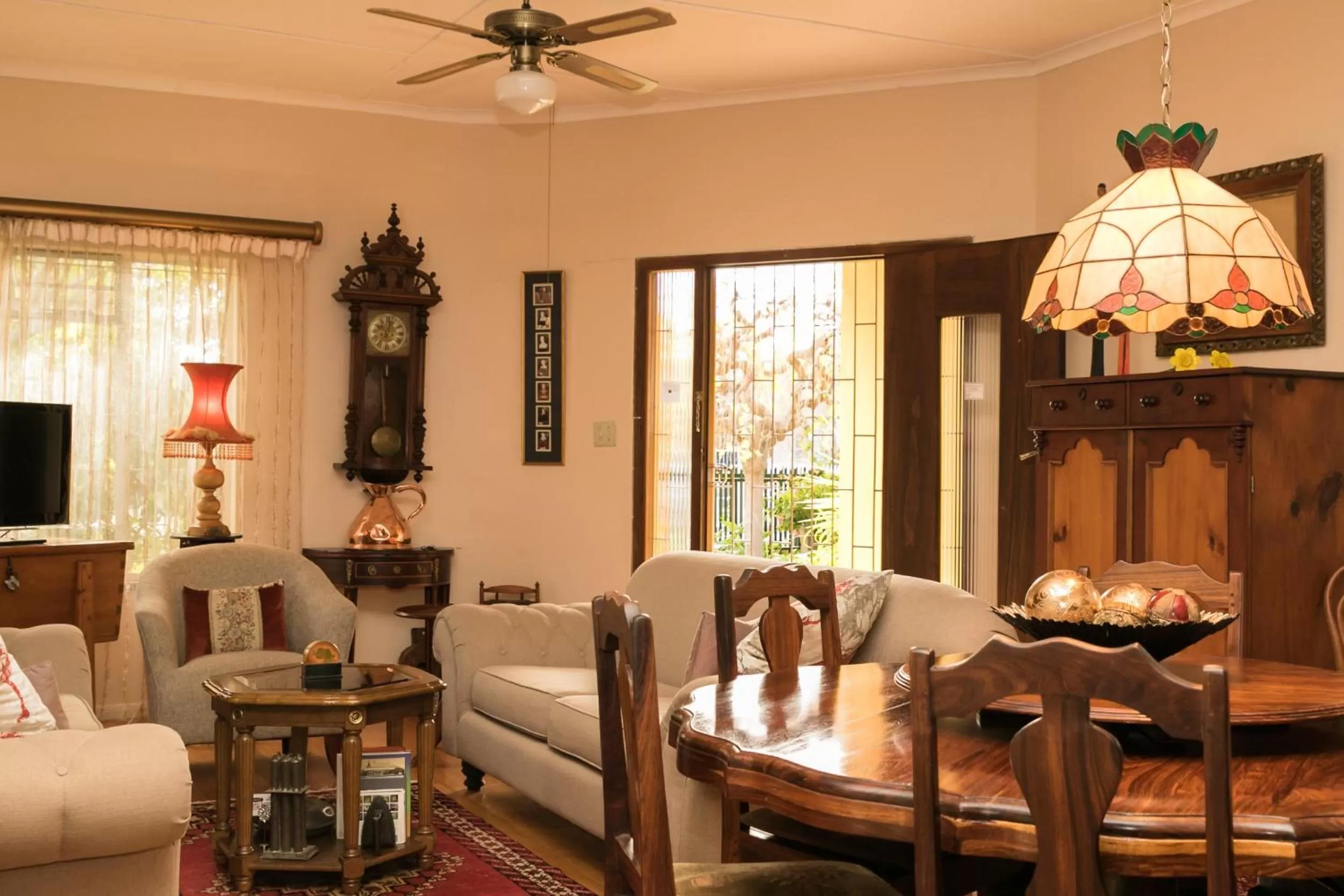 Living room, Restaurant/Places to Eat in Beau & I