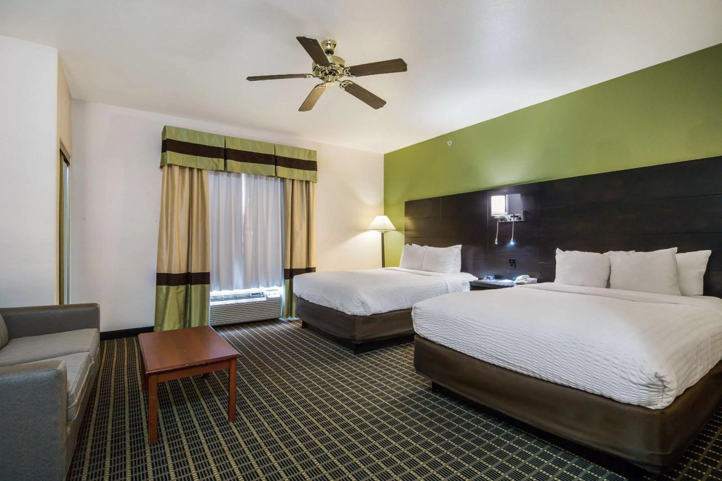 Photo of the whole room, Bed in Clarion Inn & Suites Weatherford South